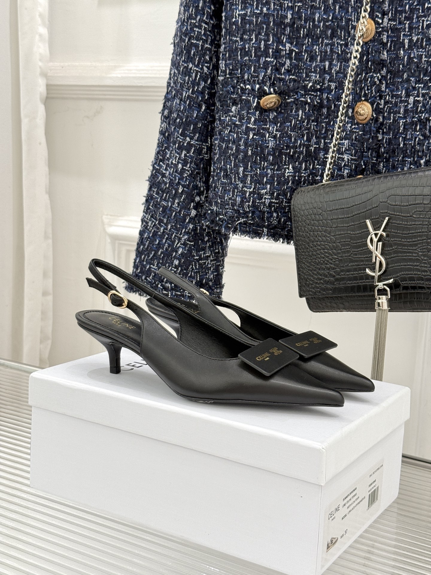 NO:679889,Celine/Céline 26WF new brand plaque pointed toe with empty back and kitten heel sandals. When the sharp style of the Left Bank of Paris meets the light rhythm of spring and summer, these sandals outline the essence of French elegance with minimalist lines. The iconic plaque buckle anchors the century-old style. Let the sharp toe, the agility of the empty back and the nobility of the cat heel symbiotically create a high-end narrative unique to CELINE. It is restrained but not cold, refined and not artificial.  Every step carries the calmness and determination of Paris engraved in the bones. The soul of the shoe body is undoubtedly the iconic Arc de Triomphe plaque buckle, breaking the rigid embellishment of the traditional logo. The pointed toe shoe shape is the soul of French elegance. The neat pointed arc accurately modifies the foot shape and elongates the toe line. Visually slender feet are immediately visible. The back design reveals the delicate ankle, adding a bit of flexibility and lightness. The 4cm gold cat heel is CELINE's gentle and ingenious idea, which is more upright than the flat bottom.  More stable than stiletto heels. The ergonomic curve fits the heel. It can be worn for a long time without getting tired or abrading the feet. It can be easily controlled during commuting, dinner appointments, and afternoon tea gatherings. It truly achieves both elegance and comfort. It is a silent declaration of the independent character of contemporary women. People who know it will naturally understand this low-key luxury. The fabric is made of original custom sheepskin, and the lining of the toes is all sheepskin. The genuine leather outsole imported from Italy.  size35-39 (customized 40/41), high heels sandals, celine, sandals, high heels, sheepskin, gold, Leather soles19860909Celine /塞琳26WF新品牌匾尖头后空 猫跟凉鞋 当巴黎左岸的利落风骨邂逅春夏的轻盈韵律 这双凉鞋以极简线条勾勒法式优雅精髓 用标志性牌匾扣锚定百年格调 让尖头的凌厉、后空的灵动与猫跟的矜贵 共生出独属于CELINE的高级叙事 克制不冷淡 精致不刻意 每一步都带着巴黎刻在骨子里的从容与笃定. 鞋身灵魂当属标志性凯旋门牌匾扣 打破传统logo的刻板点缀 尖头鞋型是法式优雅的灵魂笔触 利落尖圆弧度精准修饰脚型 拉长脚趾线条 视觉上纤纤细足即刻显现 后空设计露出精致脚踝 添几分灵动轻盈 4cm黄金猫跟是CELINE的温柔巧思 比平底更显挺拔 比细高跟更显安稳 符合人体工学的弧度贴合脚跟 久穿不累不磨脚 通勤赶路 晚宴赴约、下午茶小聚皆能从容驾驭 真正做到优雅与舒适两全. 是当代女性独立风骨的无声宣言 懂的人自然懂这份低调的奢华. 面料采用原版定制羊皮 内里踮脚均为羊皮 意大利进口真皮大底 size35-39（40/41定制）,高跟鞋凉鞋,celine,sandals,high heels,sheepskin,gold,Leather soles,Women's Shoes