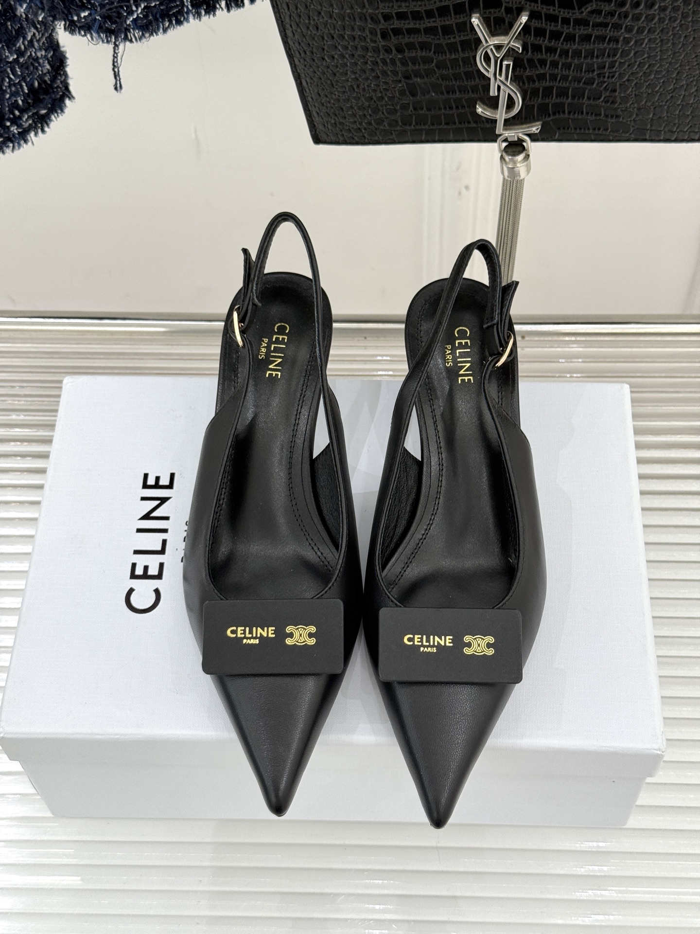 Celine /塞琳26WF新品牌匾尖头后空猫跟凉鞋当巴黎左岸的利落风骨邂逅春夏的轻盈韵律这双凉鞋以极简
