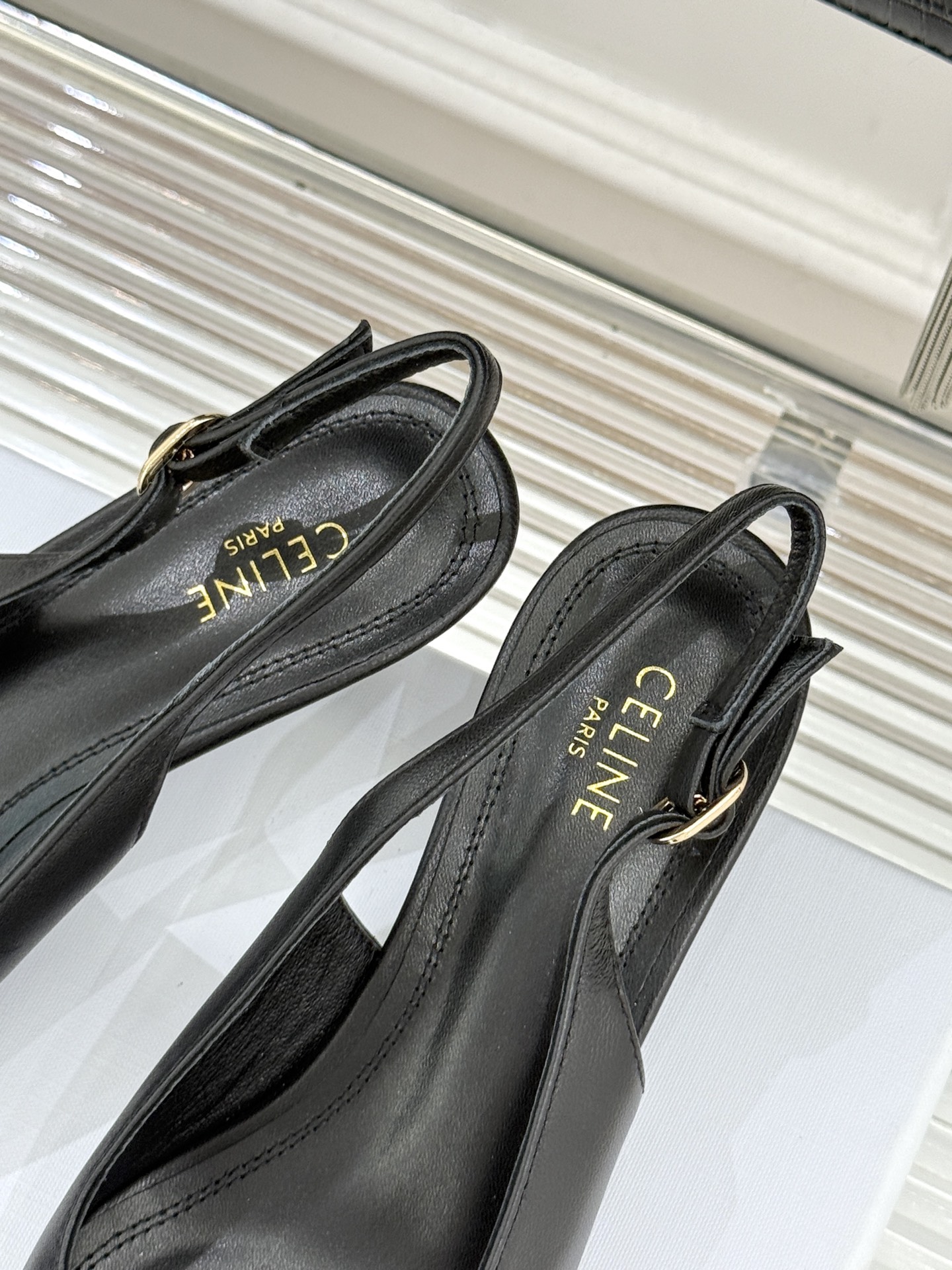 Celine /塞琳26WF新品牌匾尖头后空猫跟凉鞋当巴黎左岸的利落风骨邂逅春夏的轻盈韵律这双凉鞋以极简