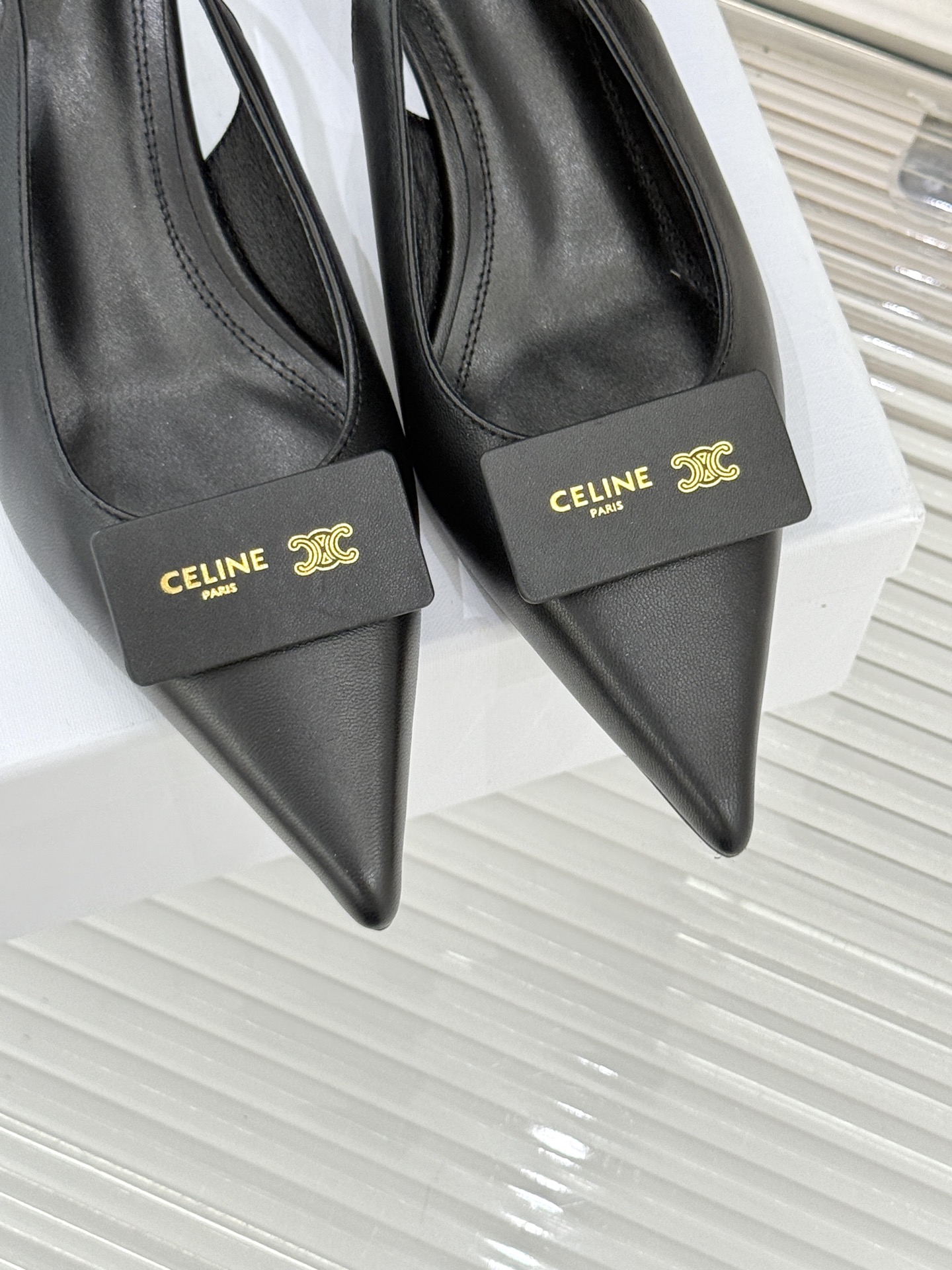 Celine /塞琳26WF新品牌匾尖头后空猫跟凉鞋当巴黎左岸的利落风骨邂逅春夏的轻盈韵律这双凉鞋以极简