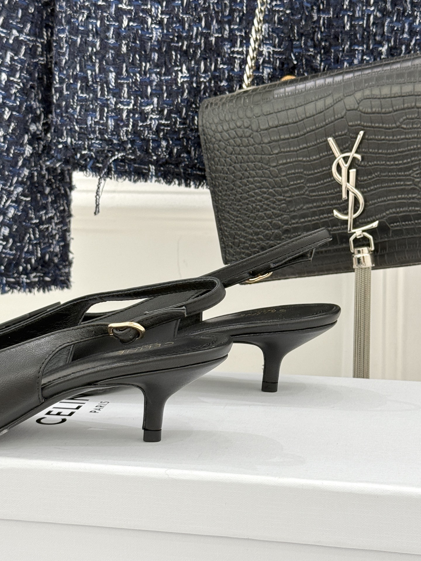 Celine /塞琳26WF新品牌匾尖头后空猫跟凉鞋当巴黎左岸的利落风骨邂逅春夏的轻盈韵律这双凉鞋以极简