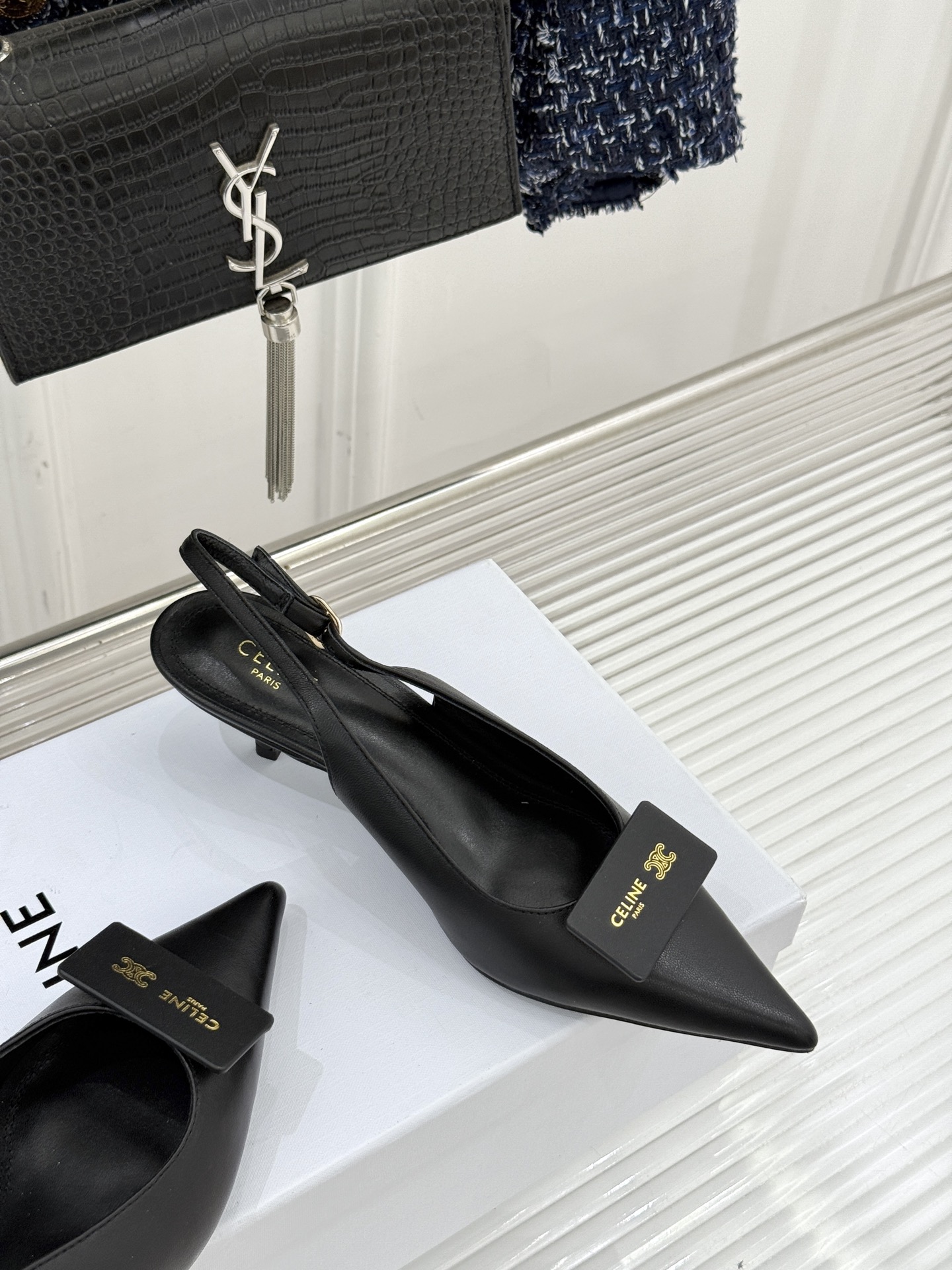 Celine /塞琳26WF新品牌匾尖头后空猫跟凉鞋当巴黎左岸的利落风骨邂逅春夏的轻盈韵律这双凉鞋以极简