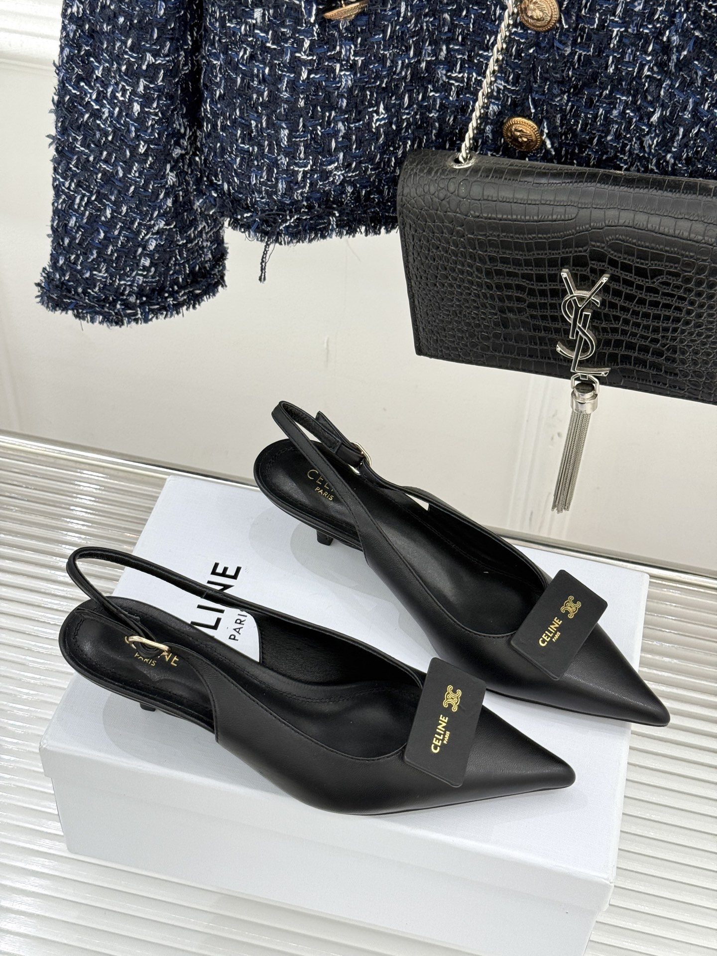 Celine /塞琳26WF新品牌匾尖头后空猫跟凉鞋当巴黎左岸的利落风骨邂逅春夏的轻盈韵律这双凉鞋以极简