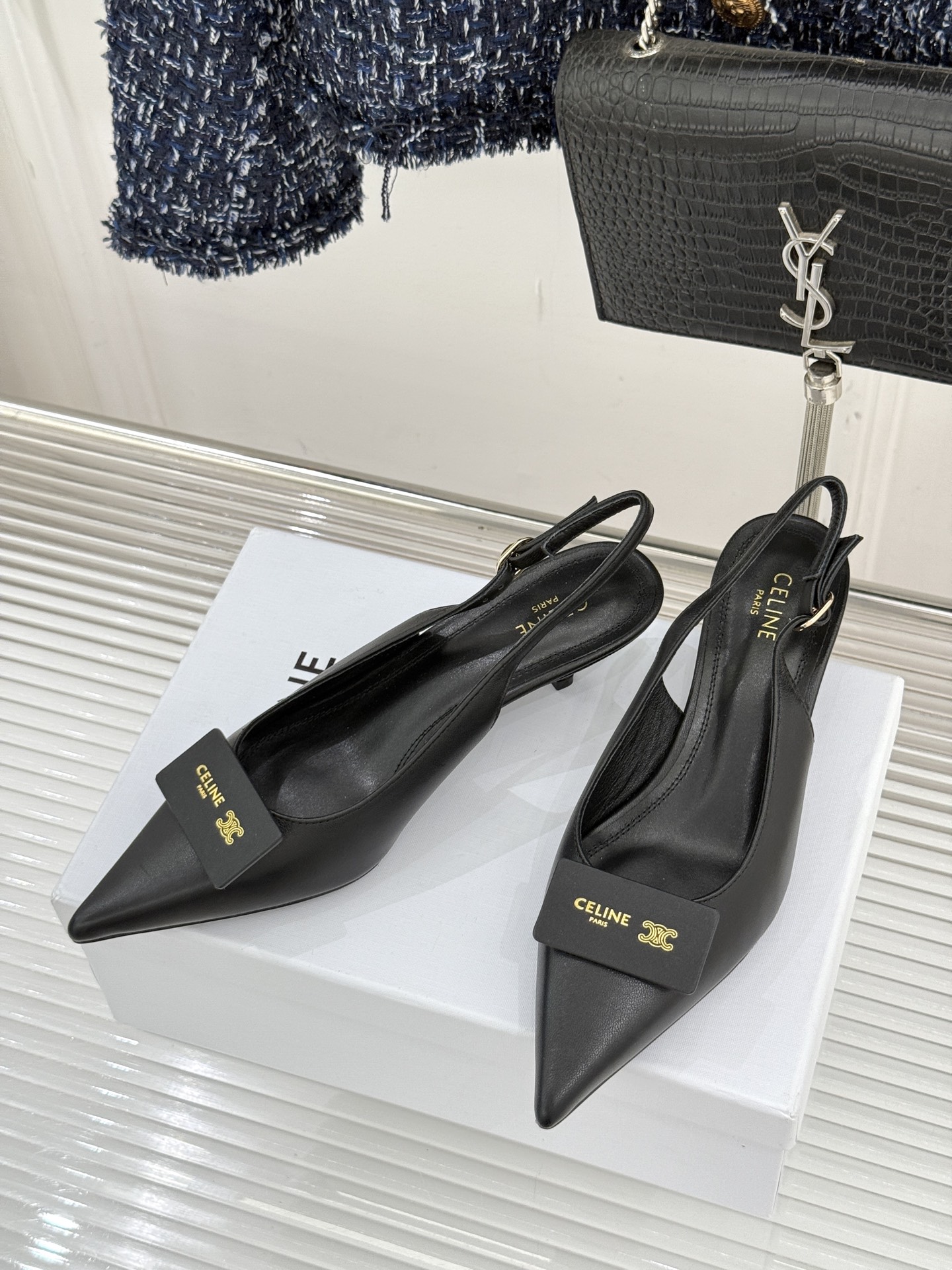 Celine /塞琳26WF新品牌匾尖头后空猫跟凉鞋当巴黎左岸的利落风骨邂逅春夏的轻盈韵律这双凉鞋以极简