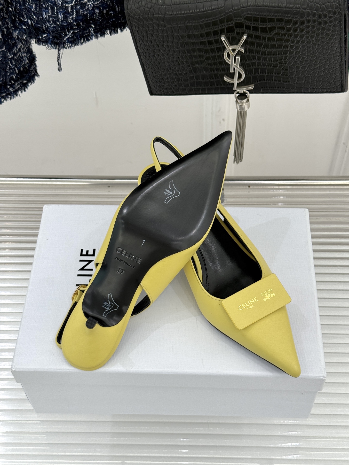 Celine /塞琳26WF新品牌匾尖头后空猫跟凉鞋当巴黎左岸的利落风骨邂逅春夏的轻盈韵律这双凉鞋以极简