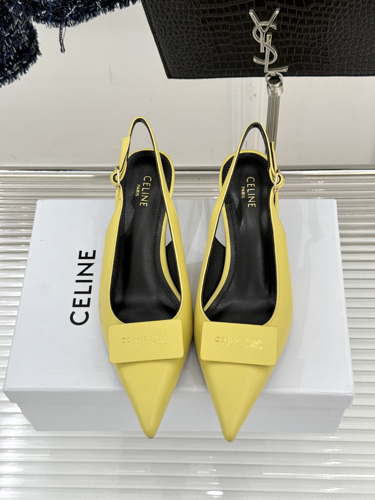 Celine /塞琳26WF新品牌匾尖头后空猫跟凉鞋当巴黎左岸的利落风骨邂逅春夏的轻盈韵律这双凉鞋以极简