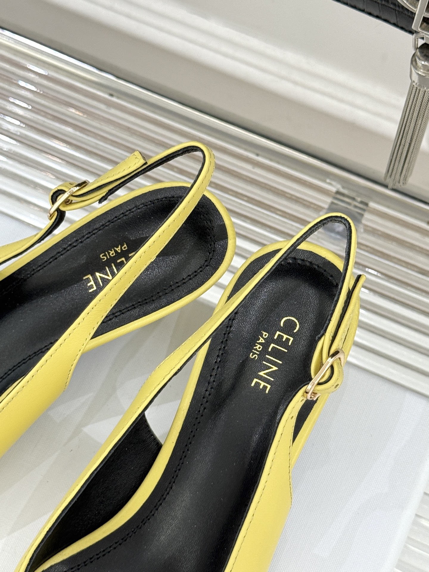 Celine /塞琳26WF新品牌匾尖头后空猫跟凉鞋当巴黎左岸的利落风骨邂逅春夏的轻盈韵律这双凉鞋以极简