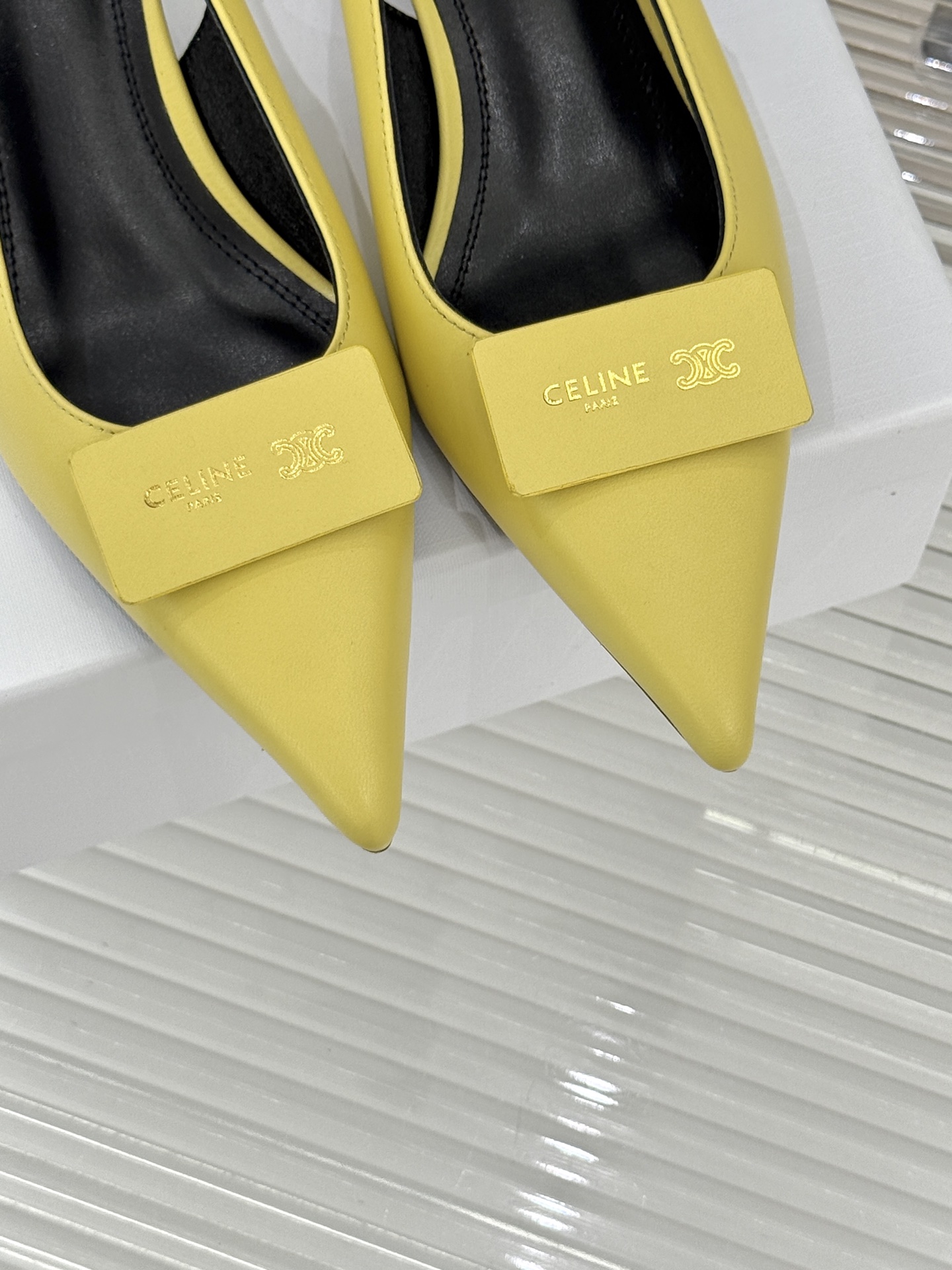 Celine /塞琳26WF新品牌匾尖头后空猫跟凉鞋当巴黎左岸的利落风骨邂逅春夏的轻盈韵律这双凉鞋以极简