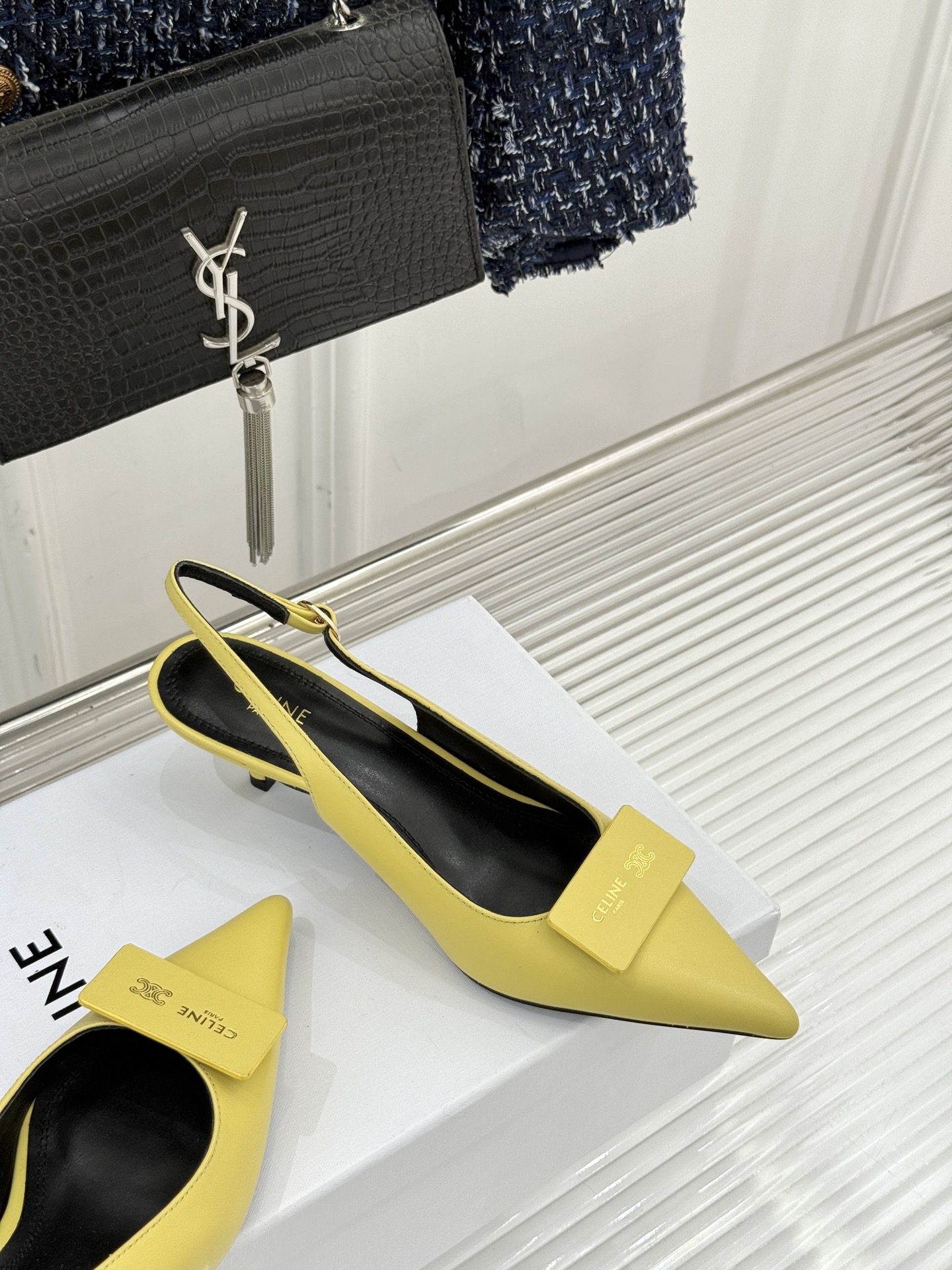 Celine /塞琳26WF新品牌匾尖头后空猫跟凉鞋当巴黎左岸的利落风骨邂逅春夏的轻盈韵律这双凉鞋以极简