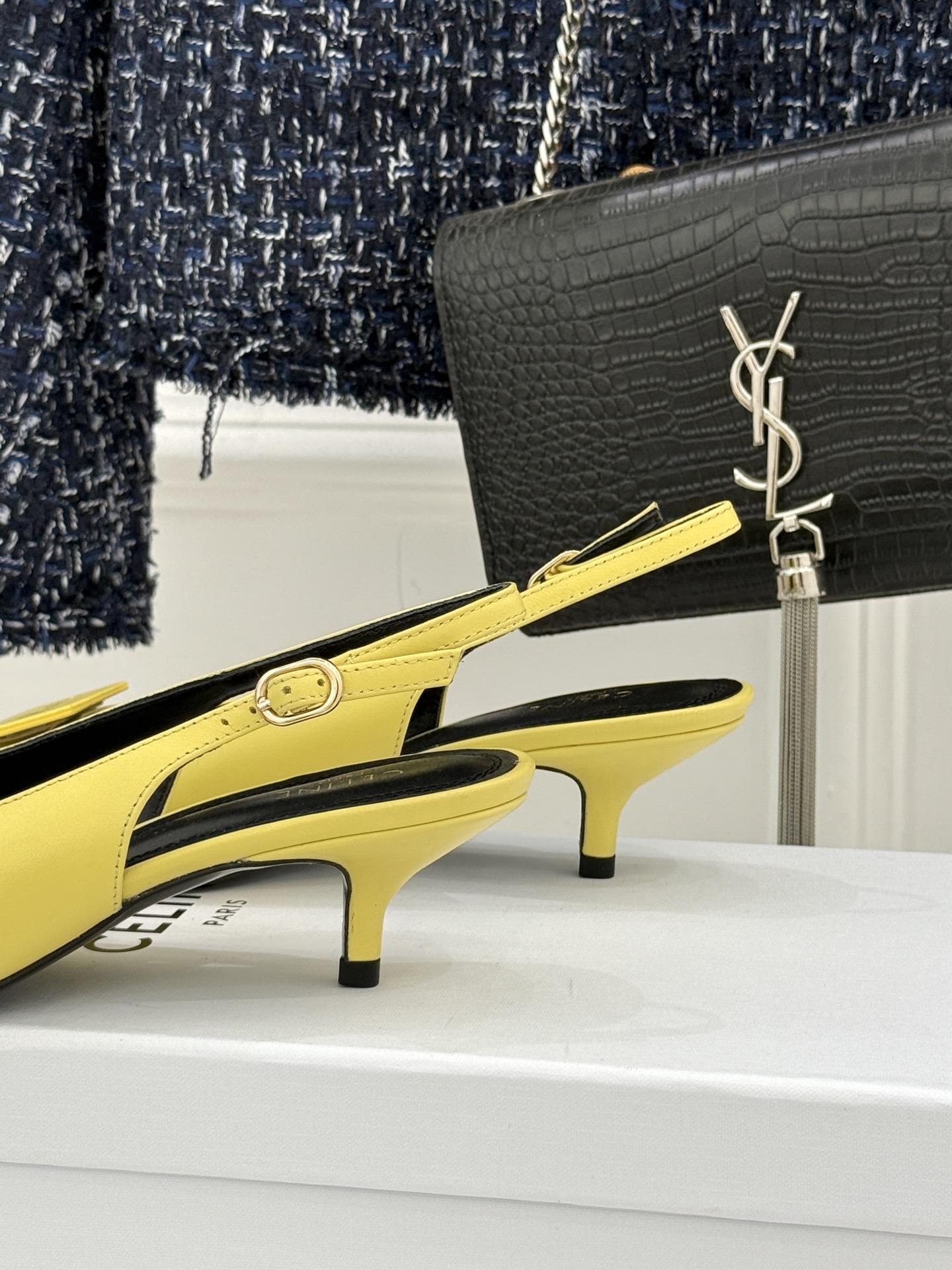 Celine /塞琳26WF新品牌匾尖头后空猫跟凉鞋当巴黎左岸的利落风骨邂逅春夏的轻盈韵律这双凉鞋以极简