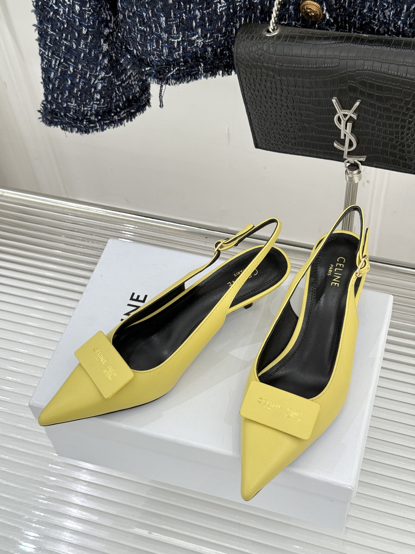 Celine /塞琳26WF新品牌匾尖头后空猫跟凉鞋当巴黎左岸的利落风骨邂逅春夏的轻盈韵律这双凉鞋以极简