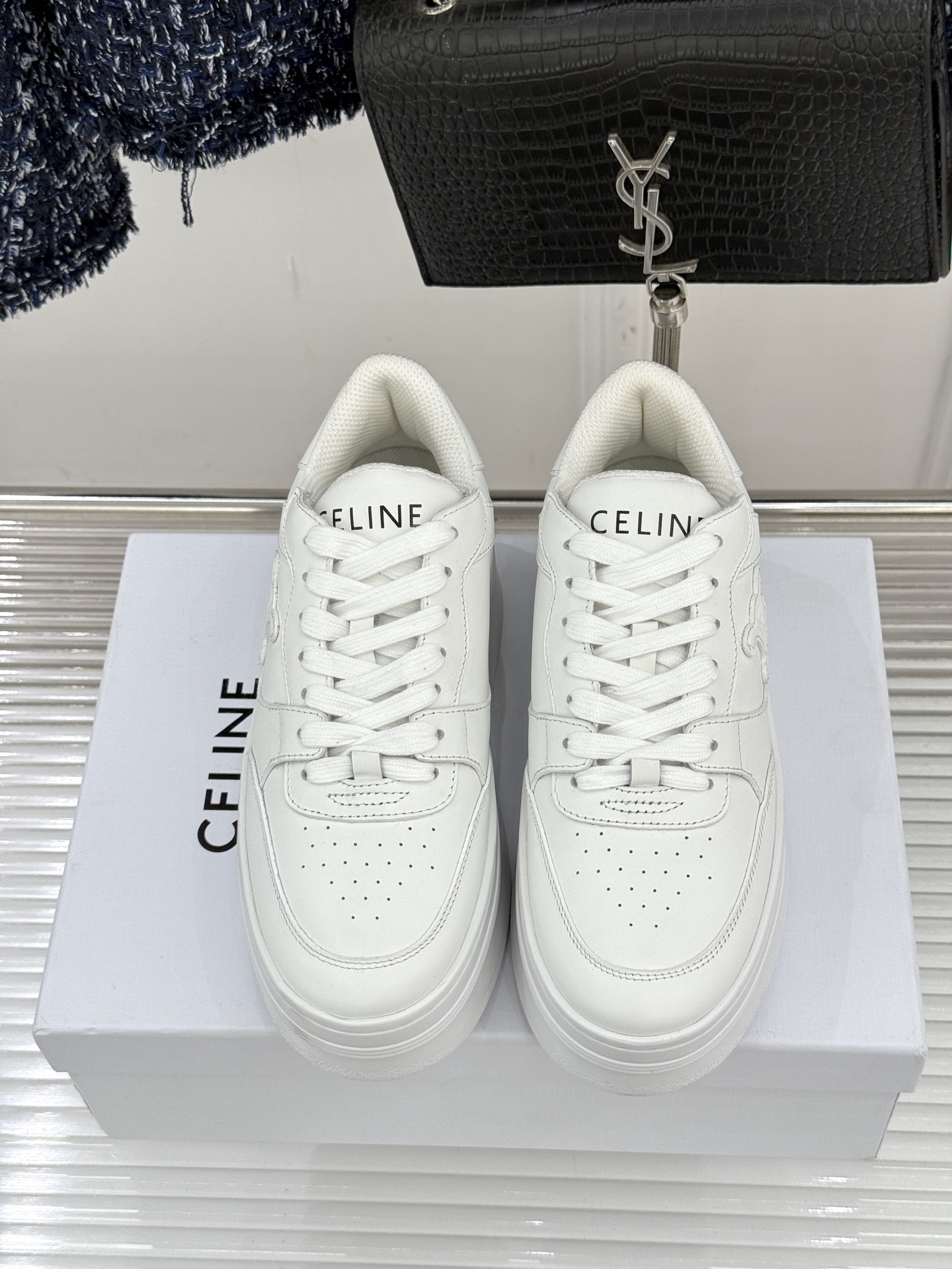 Celine /塞琳经典凯旋门厚底小白鞋当巴黎左岸的极简遇上都市的舒适需求这双鞋便成了克制与实用主义的极