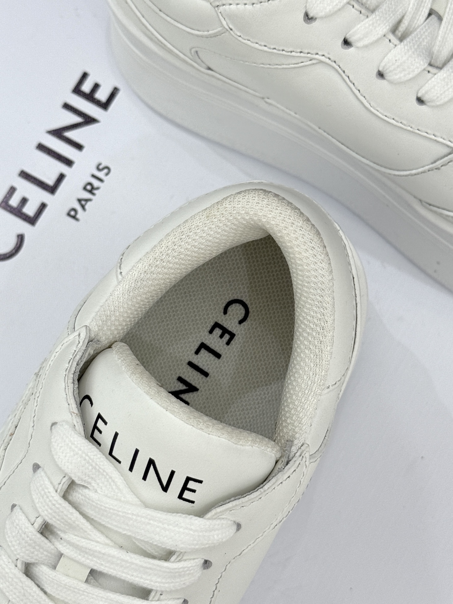 Celine /塞琳经典凯旋门厚底小白鞋当巴黎左岸的极简遇上都市的舒适需求这双鞋便成了克制与实用主义的极
