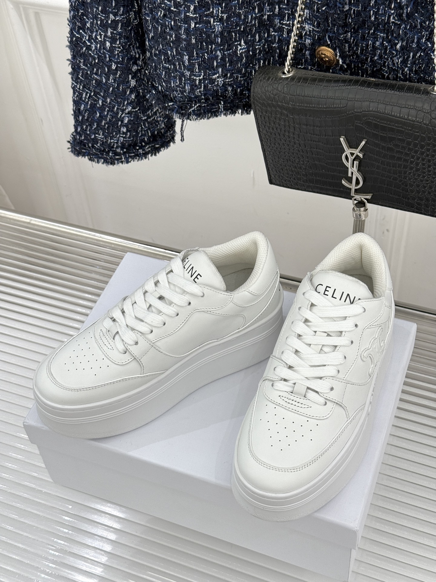 Celine /塞琳经典凯旋门厚底小白鞋当巴黎左岸的极简遇上都市的舒适需求这双鞋便成了克制与实用主义的极