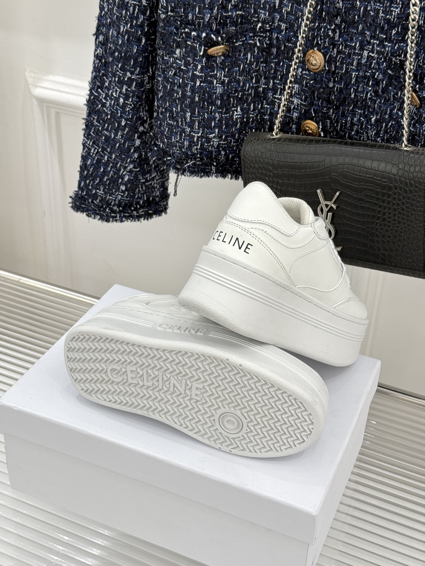 Celine /塞琳经典凯旋门厚底小白鞋当巴黎左岸的极简遇上都市的舒适需求这双鞋便成了克制与实用主义的极