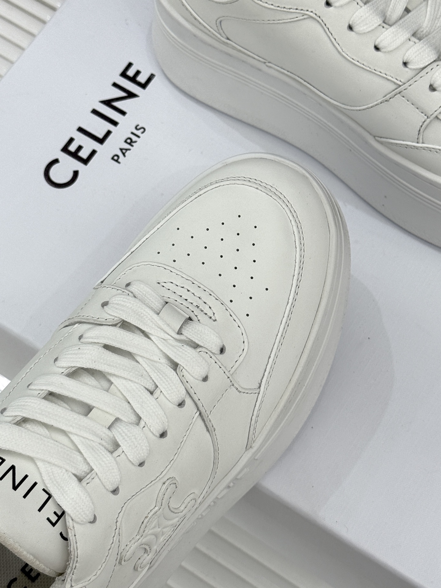 Celine /塞琳经典凯旋门厚底小白鞋当巴黎左岸的极简遇上都市的舒适需求这双鞋便成了克制与实用主义的极