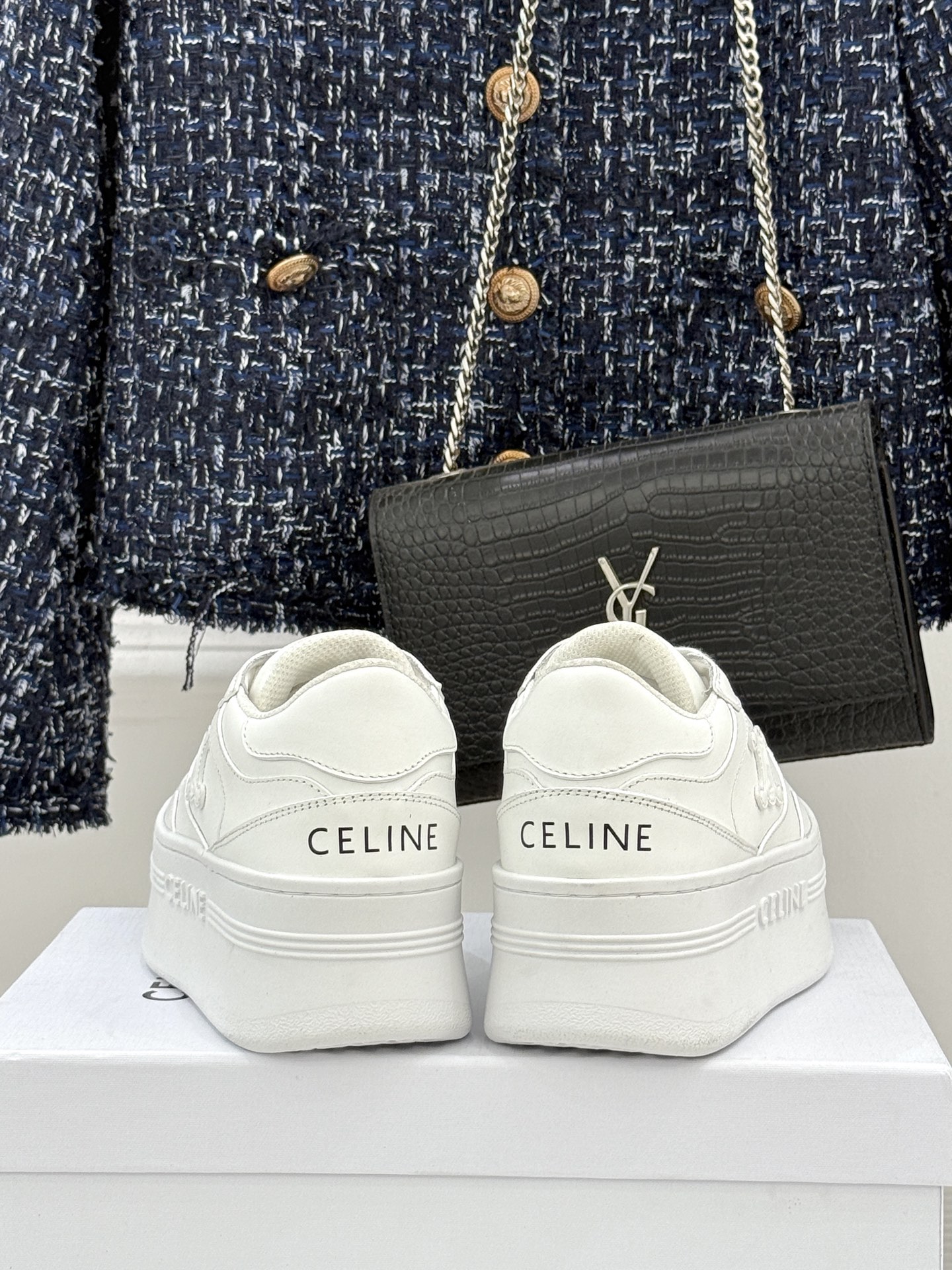 Celine /塞琳经典凯旋门厚底小白鞋当巴黎左岸的极简遇上都市的舒适需求这双鞋便成了克制与实用主义的极