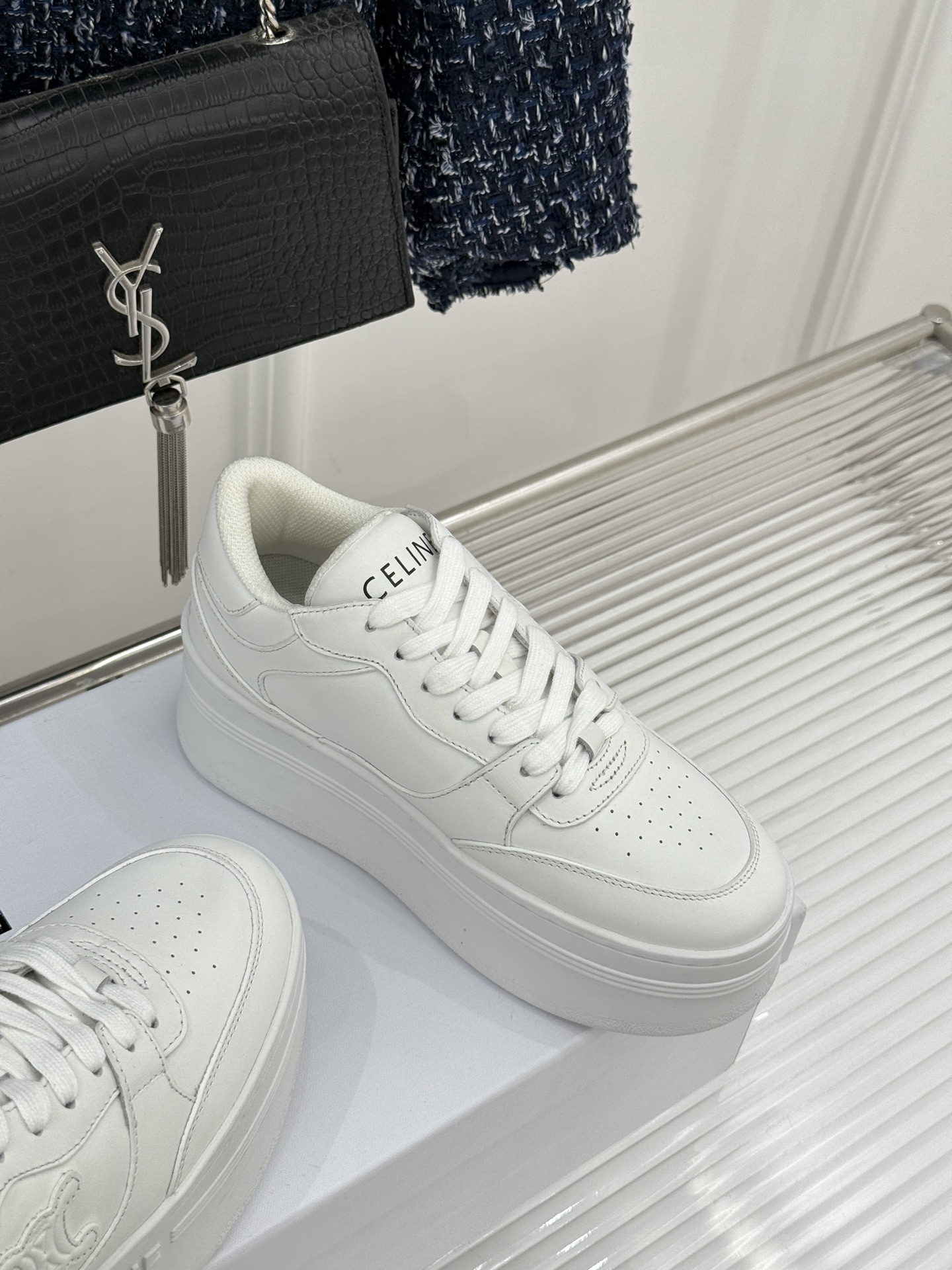 Celine /塞琳经典凯旋门厚底小白鞋当巴黎左岸的极简遇上都市的舒适需求这双鞋便成了克制与实用主义的极