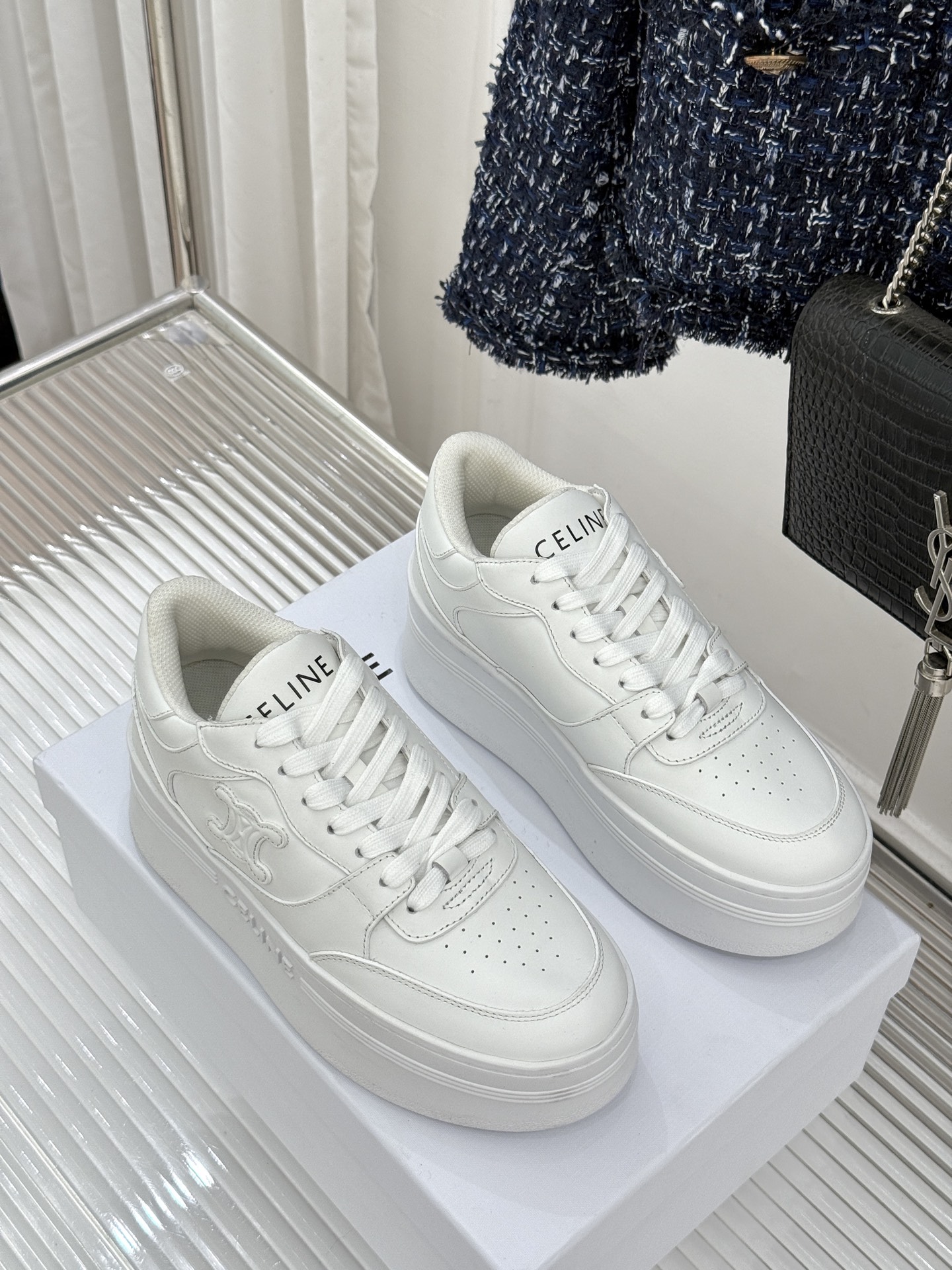 Celine /塞琳经典凯旋门厚底小白鞋当巴黎左岸的极简遇上都市的舒适需求这双鞋便成了克制与实用主义的极