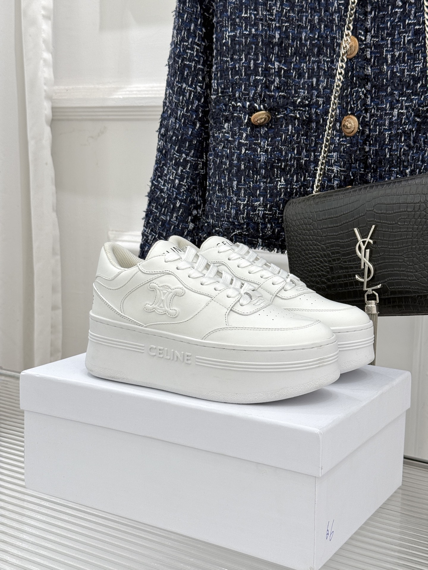 Celine /塞琳经典凯旋门厚底小白鞋当巴黎左岸的极简遇上都市的舒适需求这双鞋便成了克制与实用主义的极