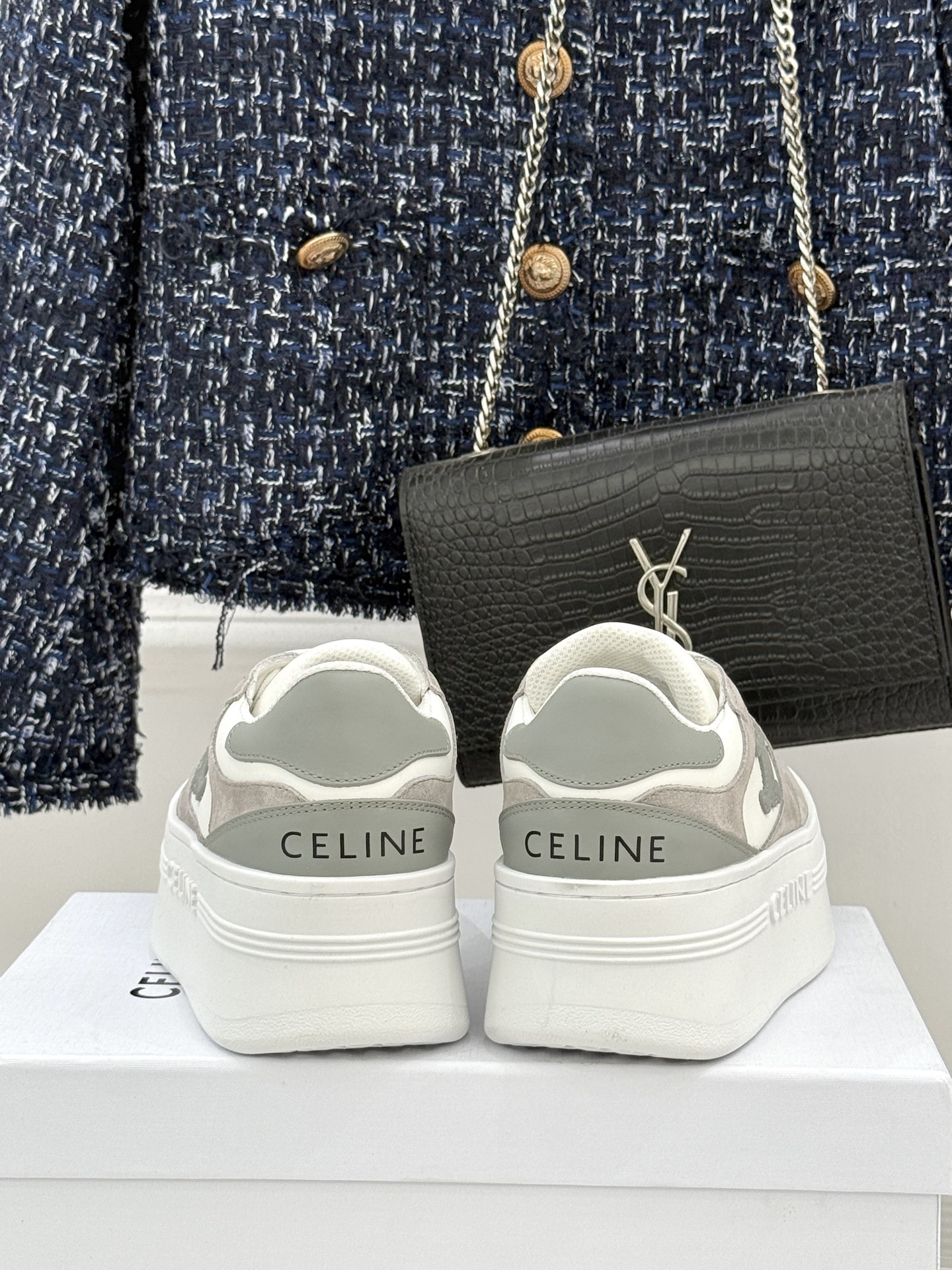 Celine /塞琳经典凯旋门厚底小白鞋当巴黎左岸的极简遇上都市的舒适需求这双鞋便成了克制与实用主义的极