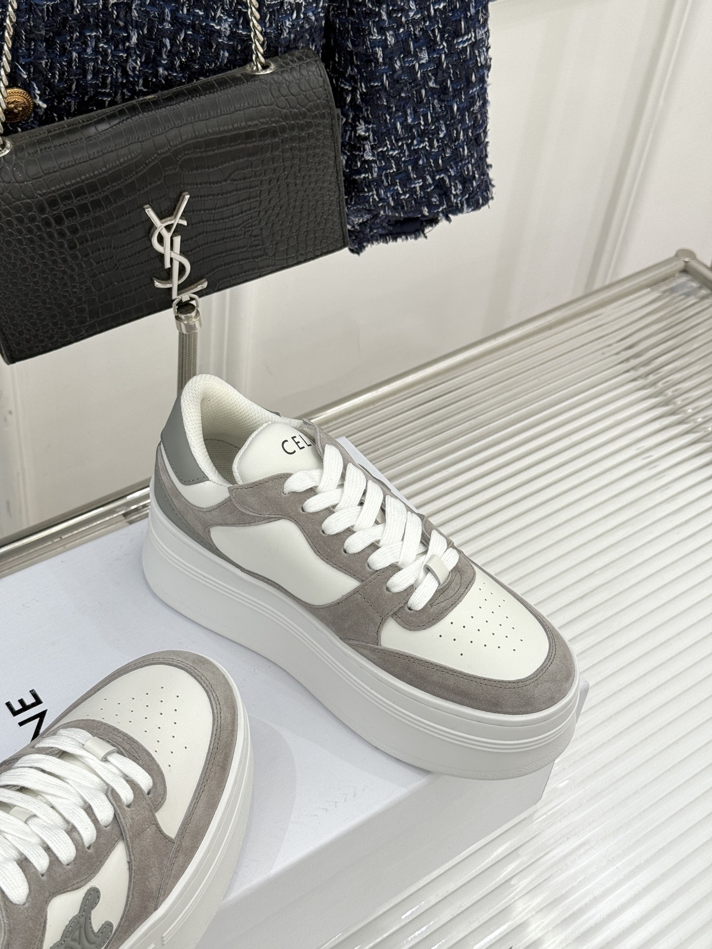 Celine /塞琳经典凯旋门厚底小白鞋当巴黎左岸的极简遇上都市的舒适需求这双鞋便成了克制与实用主义的极