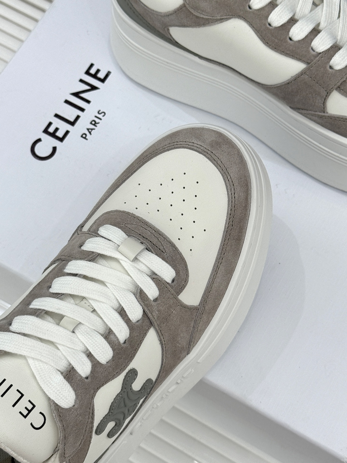 Celine /塞琳经典凯旋门厚底小白鞋当巴黎左岸的极简遇上都市的舒适需求这双鞋便成了克制与实用主义的极