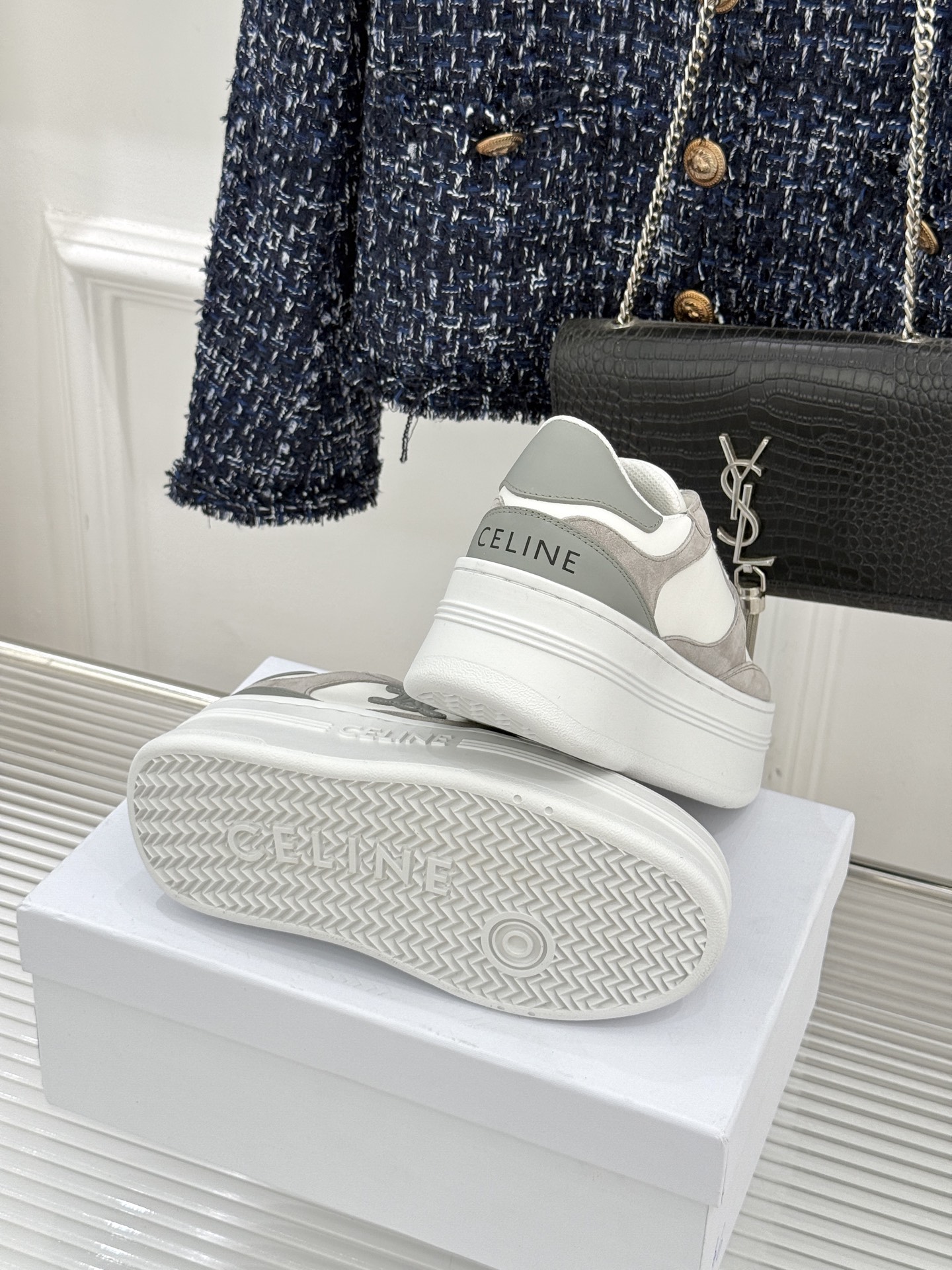 Celine /塞琳经典凯旋门厚底小白鞋当巴黎左岸的极简遇上都市的舒适需求这双鞋便成了克制与实用主义的极