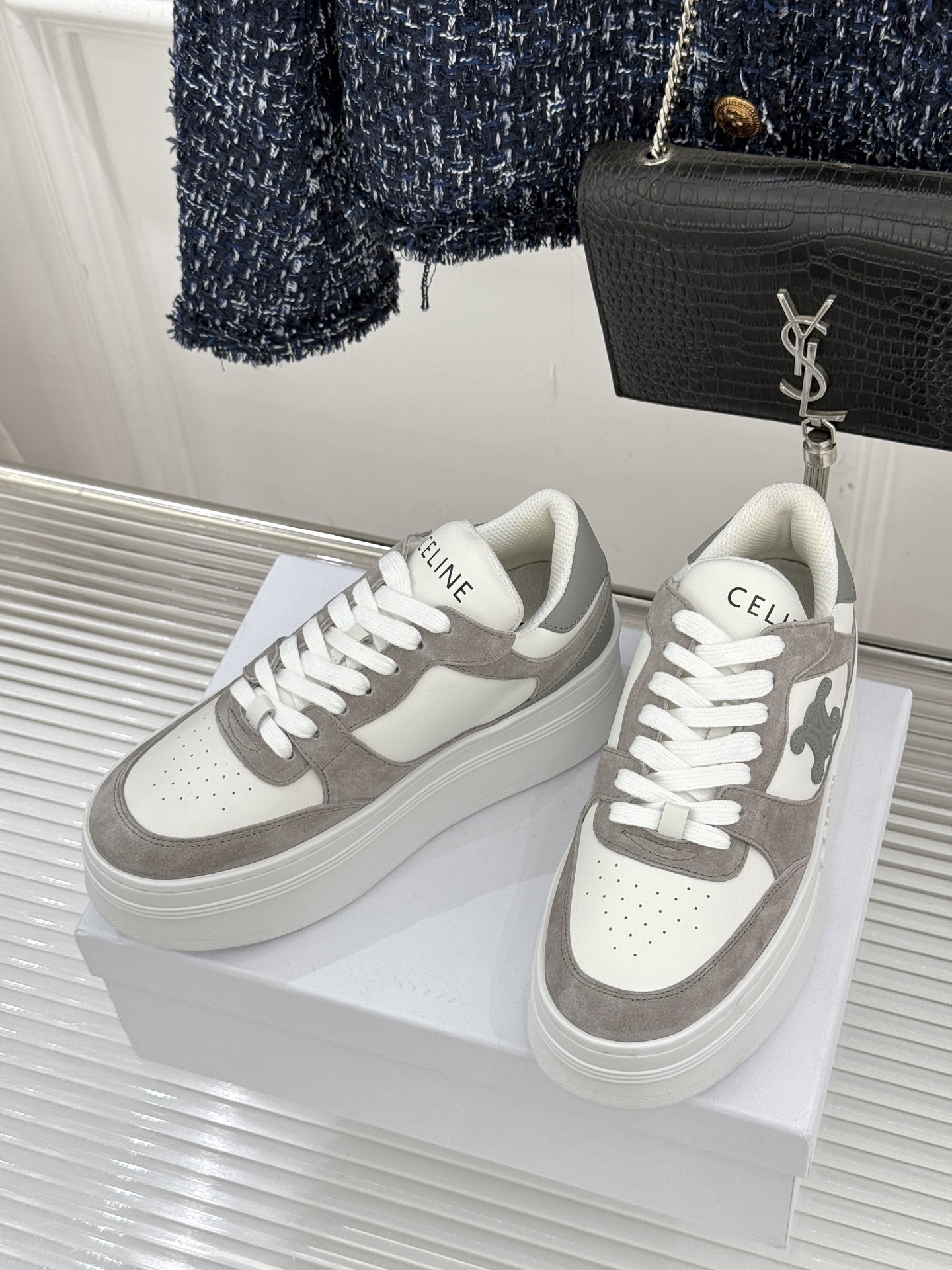 Celine /塞琳经典凯旋门厚底小白鞋当巴黎左岸的极简遇上都市的舒适需求这双鞋便成了克制与实用主义的极
