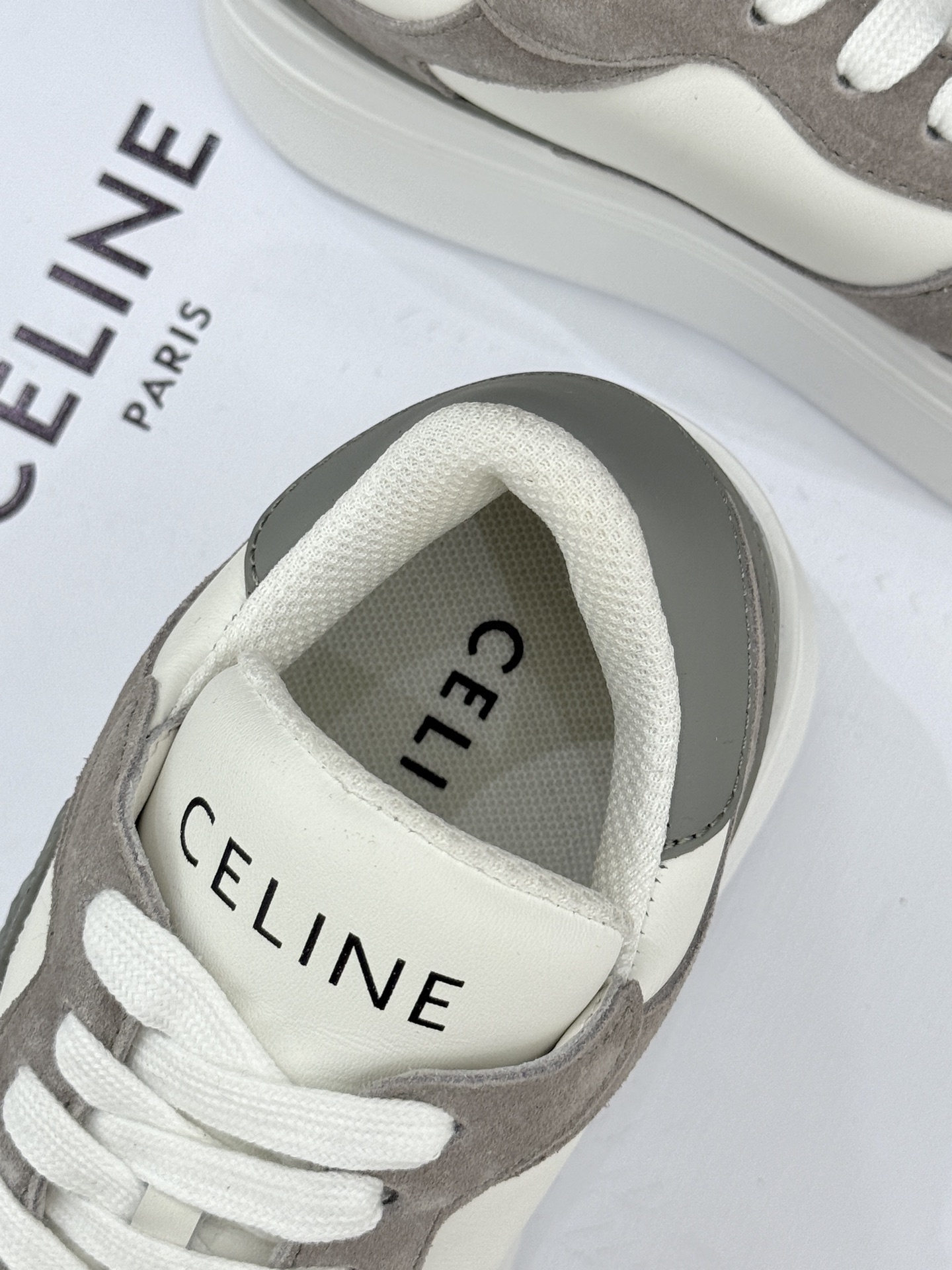 Celine /塞琳经典凯旋门厚底小白鞋当巴黎左岸的极简遇上都市的舒适需求这双鞋便成了克制与实用主义的极