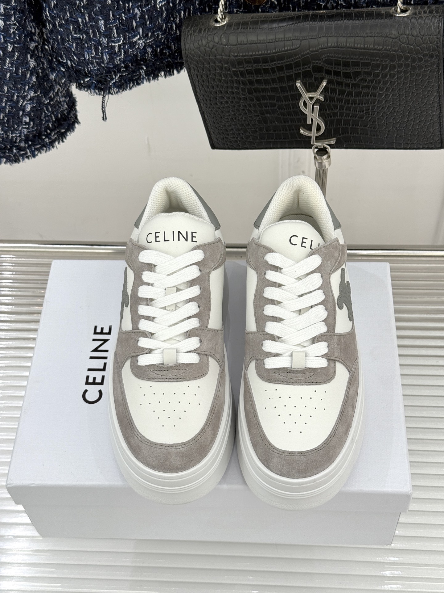 Celine /塞琳经典凯旋门厚底小白鞋当巴黎左岸的极简遇上都市的舒适需求这双鞋便成了克制与实用主义的极
