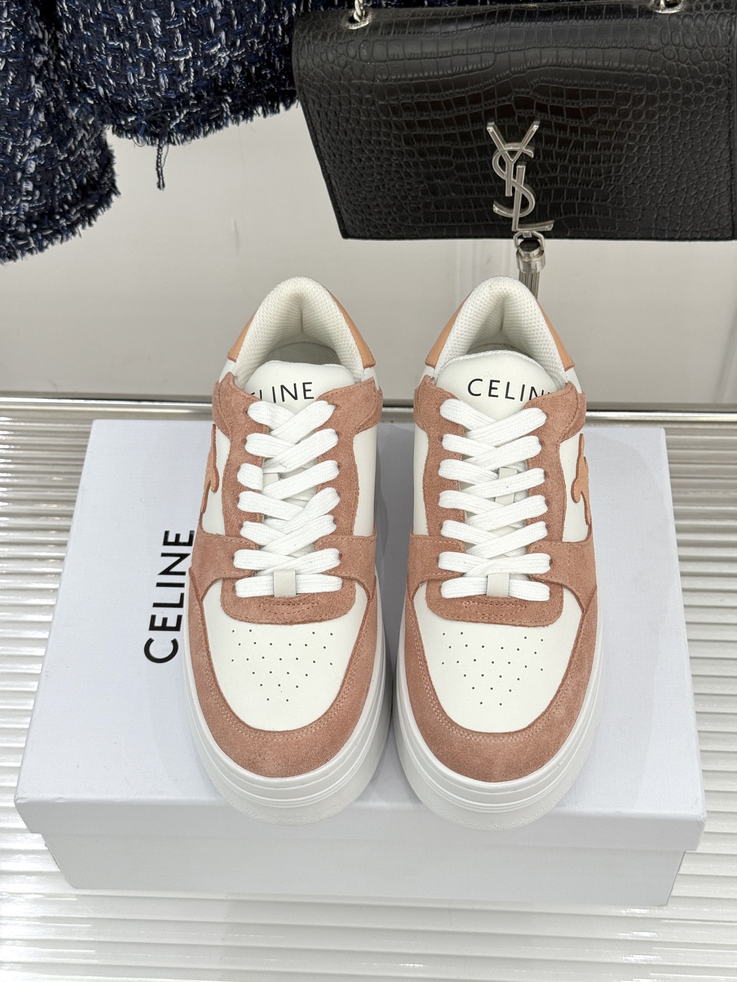 Celine /塞琳经典凯旋门厚底小白鞋当巴黎左岸的极简遇上都市的舒适需求这双鞋便成了克制与实用主义的极
