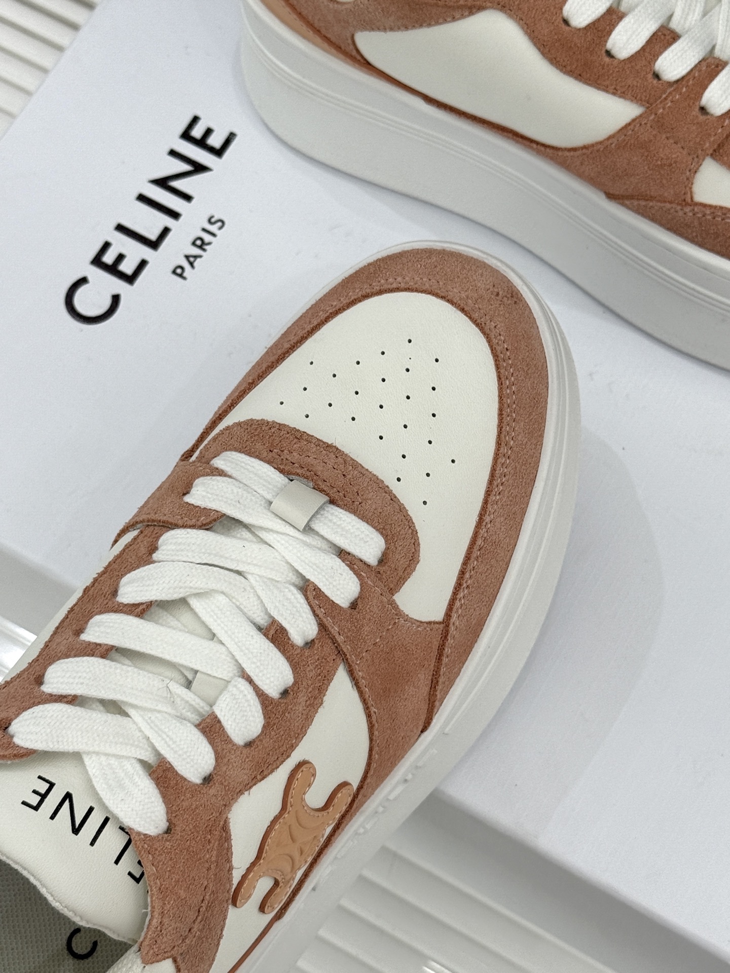 Celine /塞琳经典凯旋门厚底小白鞋当巴黎左岸的极简遇上都市的舒适需求这双鞋便成了克制与实用主义的极