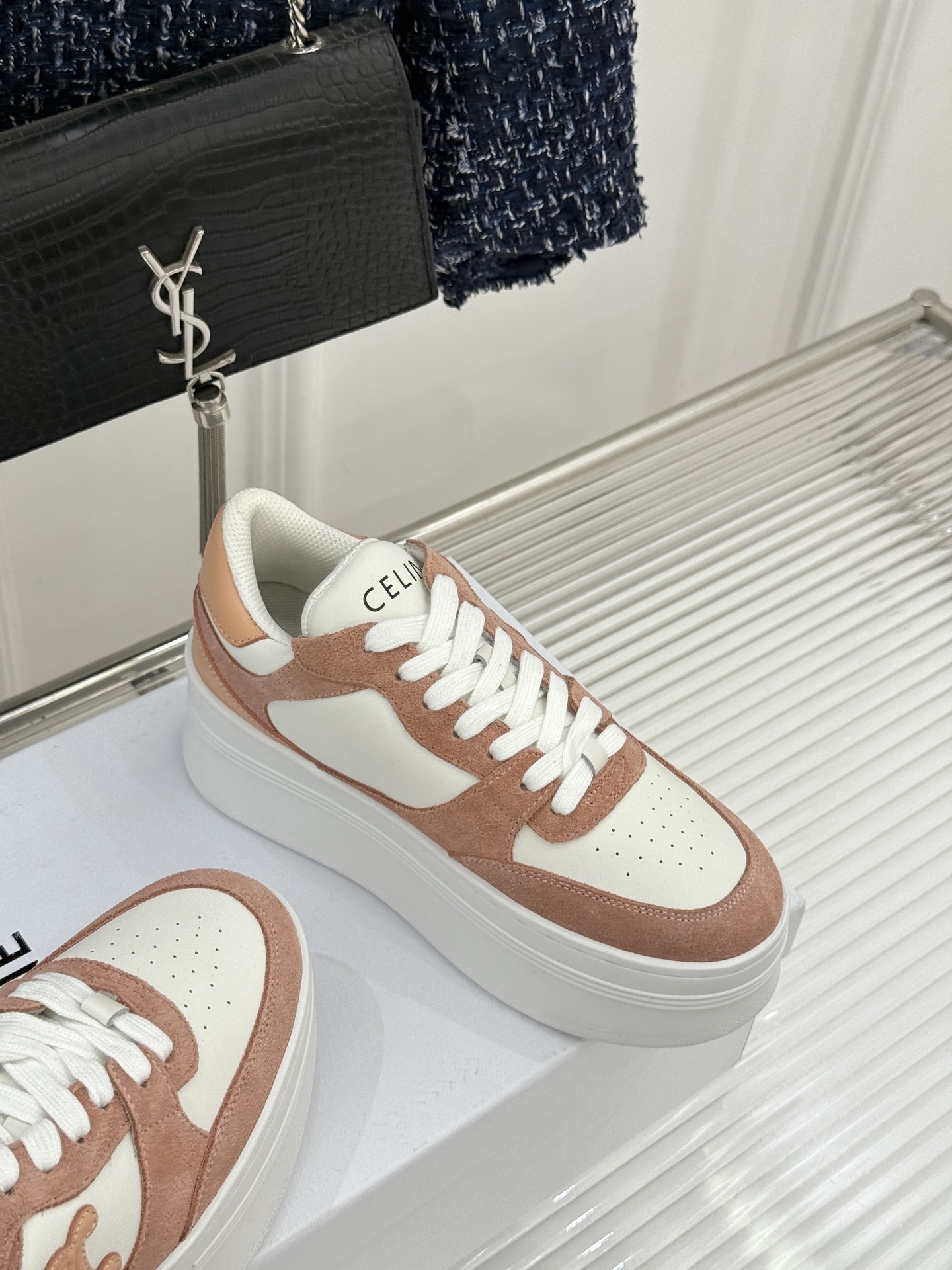 Celine /塞琳经典凯旋门厚底小白鞋当巴黎左岸的极简遇上都市的舒适需求这双鞋便成了克制与实用主义的极
