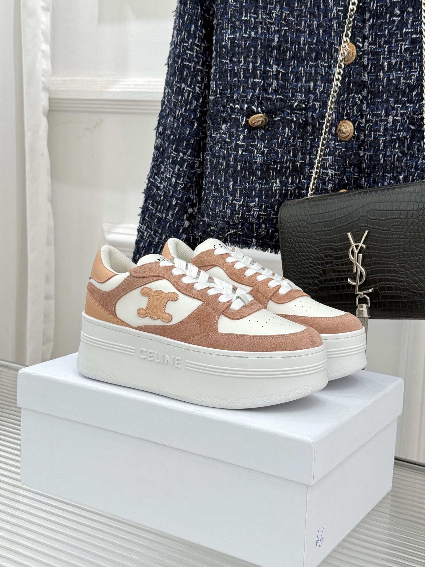 NO:679912,Celine/Céline’s classic Arc de Triomphe thick-soled white shoes. When the minimalism of the Left Bank of Paris meets the comfort needs of the city, these shoes become the ultimate symbiosis of restraint and pragmatism. The details of the Arc de Triomphe logo are really amazing!  The three-dimensional embossing on the side of the shoe is super exquisite, the lines are neat and clear, and the CELINE letters on the tongue are low-key embellishments. Every design is aesthetically pleasing. Simple is not simple!  The 5cm thick gold sole is really perfect for little people!  Quietly elongating your legs without looking bulky. This pair of white shoes is directly like a god. French minimalist ceiling. Versatile and not picky. It makes you taller and slimmer. It is also very comfortable. Whoever wears it will be a walking French fashionista!  The fabric is made of original customized leather, the inner pads are all mesh, the original molded custom anti-slip outsole size35-39 (customized for 40), casual shoes/sports shoes, celine, sneakers, gold19860909Celine /塞琳经典凯旋门厚底小白鞋 当巴黎左岸的极简遇上都市的舒适需求 这双鞋便成了克制与实用主义的极致共生. 凯旋门标识这波细节真的赢麻了！ 鞋侧立体压印超精致 线条利落清晰 鞋舌的CELINE字母低调点缀 每一处设计都长在审美上 简约不简单！ 5cm黄金厚底真的是小个子天菜！ 悄悄拉长腿长还不显笨重 这双小白鞋直接封神 法式极简天花板 百搭不挑人 增高显瘦还巨舒服 谁穿谁是行走的法式时髦精！ 面料采用原版定制皮料 内里垫脚均为网布 原版开模定制防滑大底 size35-39（40定制）,休闲鞋/运动鞋,celine,sneakers,gold,Women's Shoes