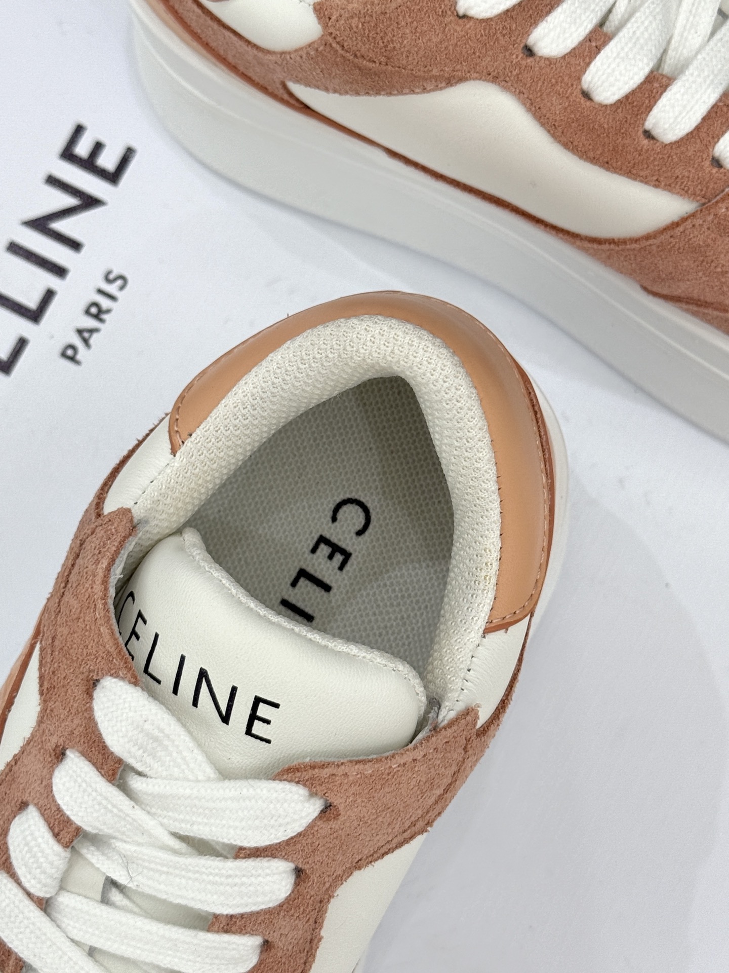 Celine /塞琳经典凯旋门厚底小白鞋当巴黎左岸的极简遇上都市的舒适需求这双鞋便成了克制与实用主义的极