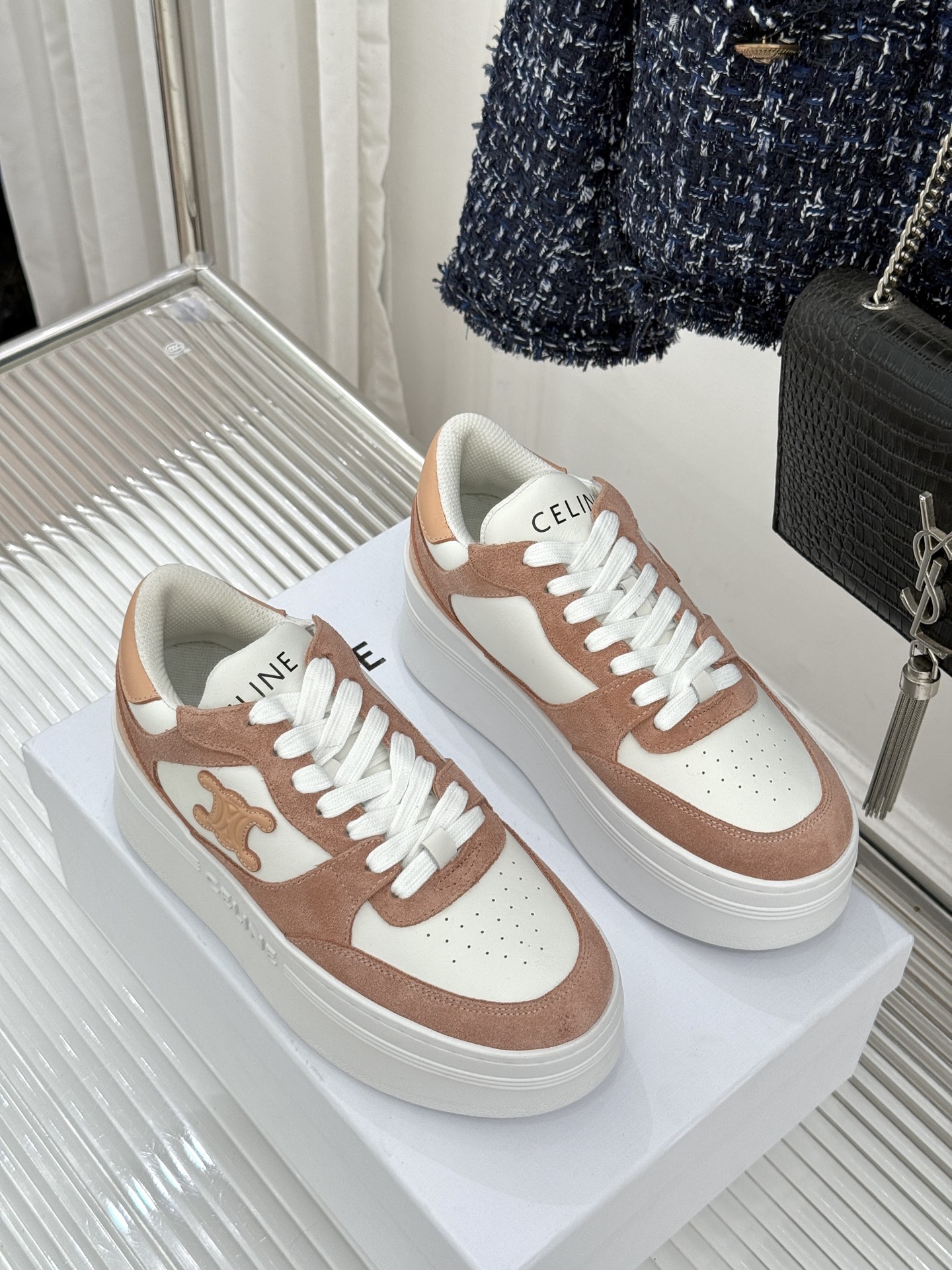 Celine /塞琳经典凯旋门厚底小白鞋当巴黎左岸的极简遇上都市的舒适需求这双鞋便成了克制与实用主义的极