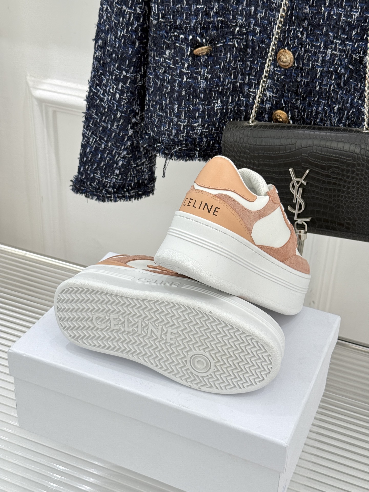 Celine /塞琳经典凯旋门厚底小白鞋当巴黎左岸的极简遇上都市的舒适需求这双鞋便成了克制与实用主义的极