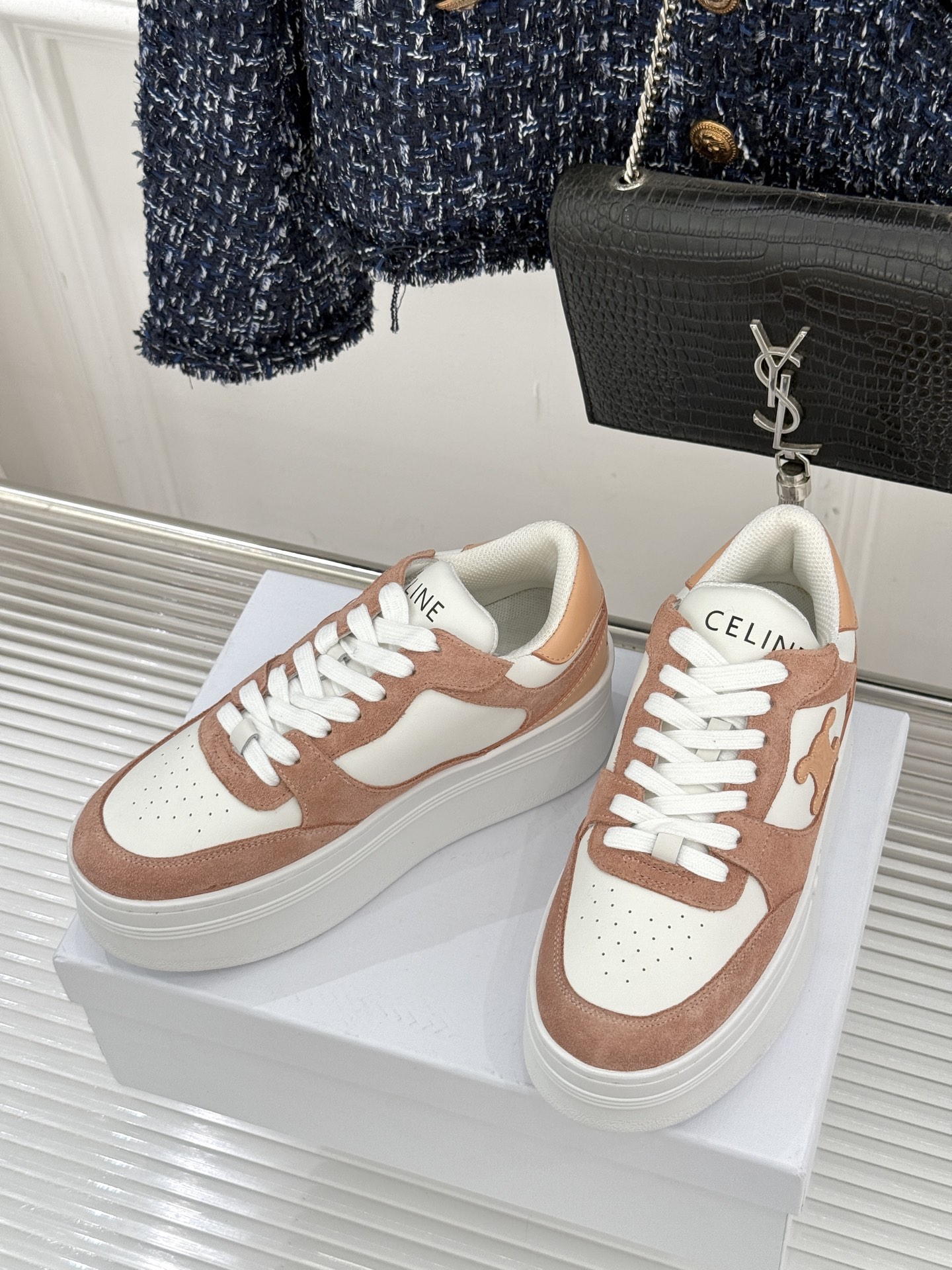 Celine /塞琳经典凯旋门厚底小白鞋当巴黎左岸的极简遇上都市的舒适需求这双鞋便成了克制与实用主义的极