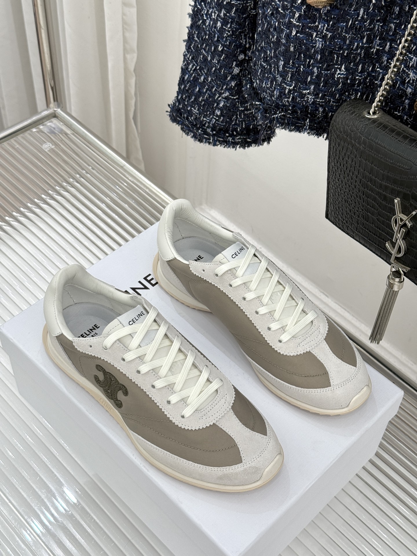 Celine /塞琳25WF新品凯旋门休闲德训鞋运动鞋当巴黎左岸的慵懒风骨撞上代复古美学这款鞋便成了极简