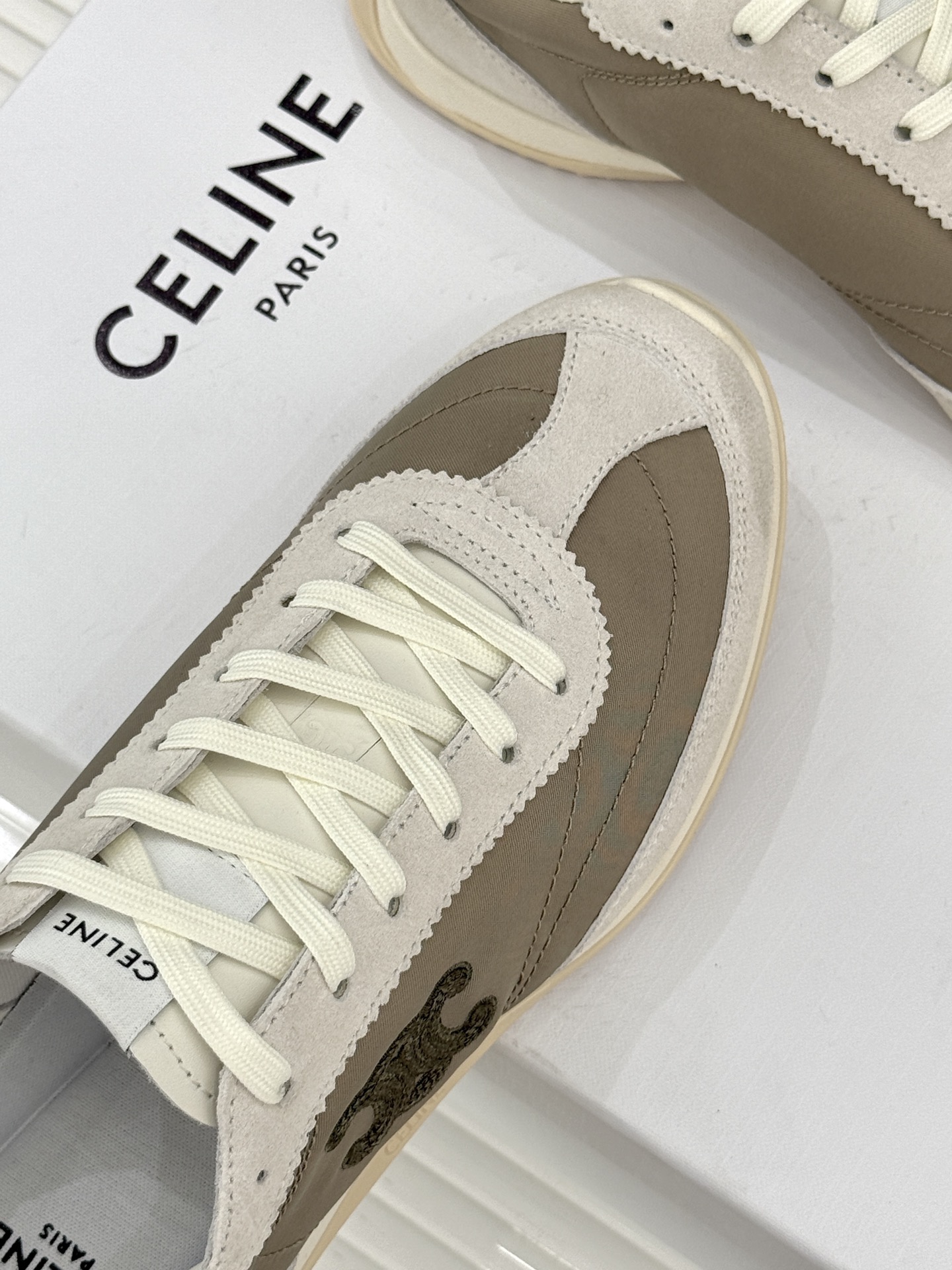 Celine /塞琳25WF新品凯旋门休闲德训鞋运动鞋当巴黎左岸的慵懒风骨撞上代复古美学这款鞋便成了极简