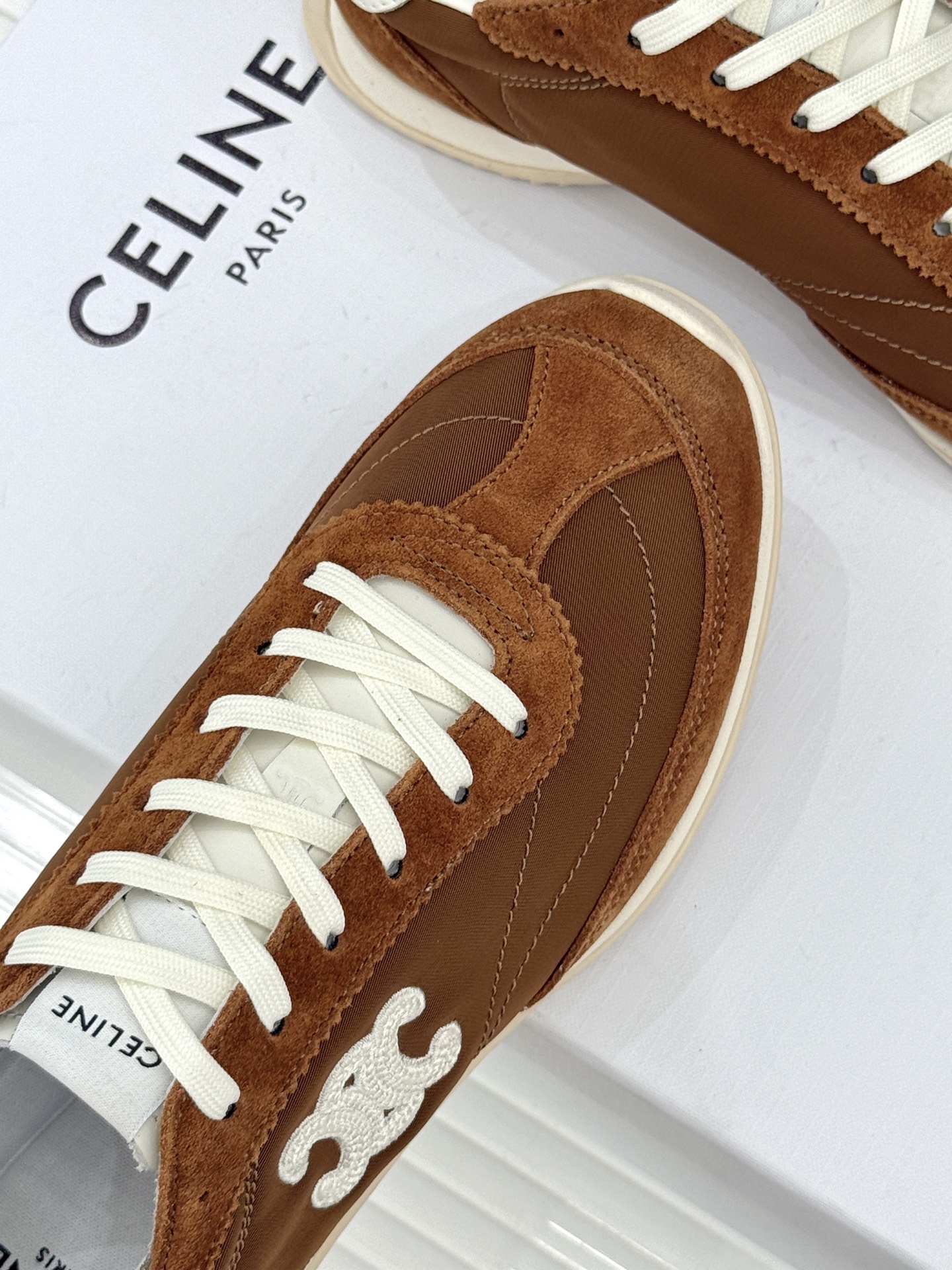 Celine /塞琳25WF新品凯旋门休闲德训鞋运动鞋当巴黎左岸的慵懒风骨撞上代复古美学这款鞋便成了极简