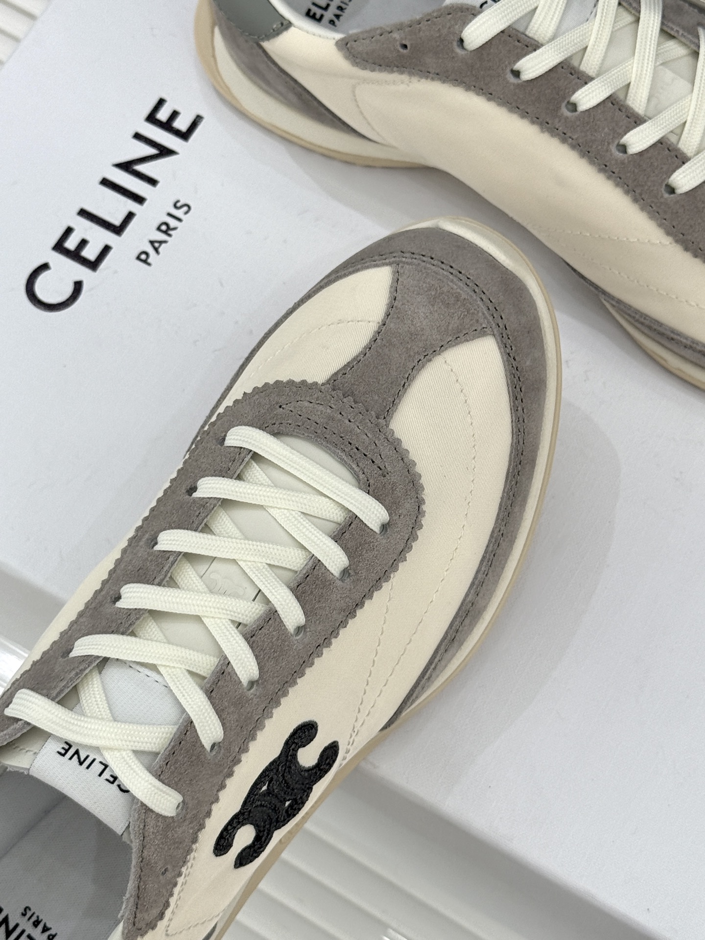 Celine /塞琳25WF新品凯旋门休闲德训鞋运动鞋当巴黎左岸的慵懒风骨撞上代复古美学这款鞋便成了极简