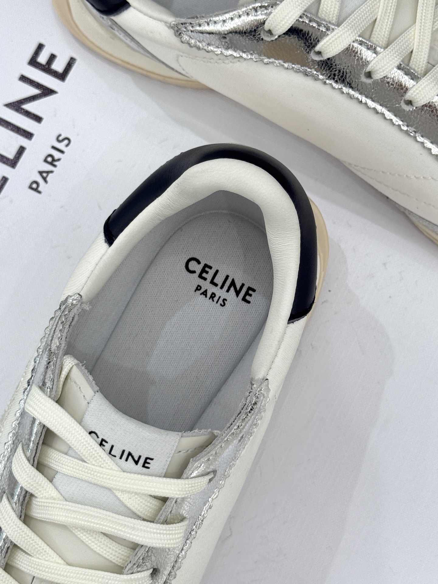 Celine /塞琳25WF新品凯旋门休闲德训鞋运动鞋当巴黎左岸的慵懒风骨撞上代复古美学这款鞋便成了极简