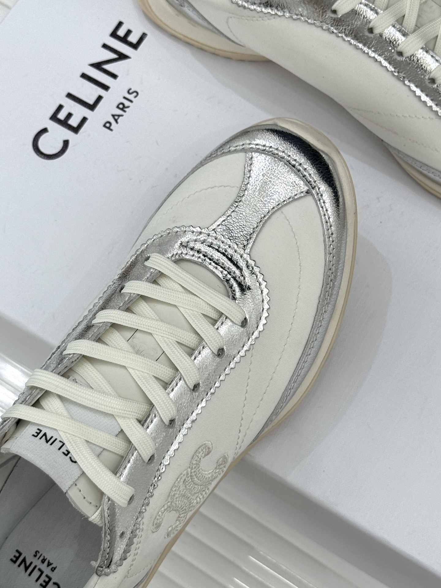 Celine /塞琳25WF新品凯旋门休闲德训鞋运动鞋当巴黎左岸的慵懒风骨撞上代复古美学这款鞋便成了极简