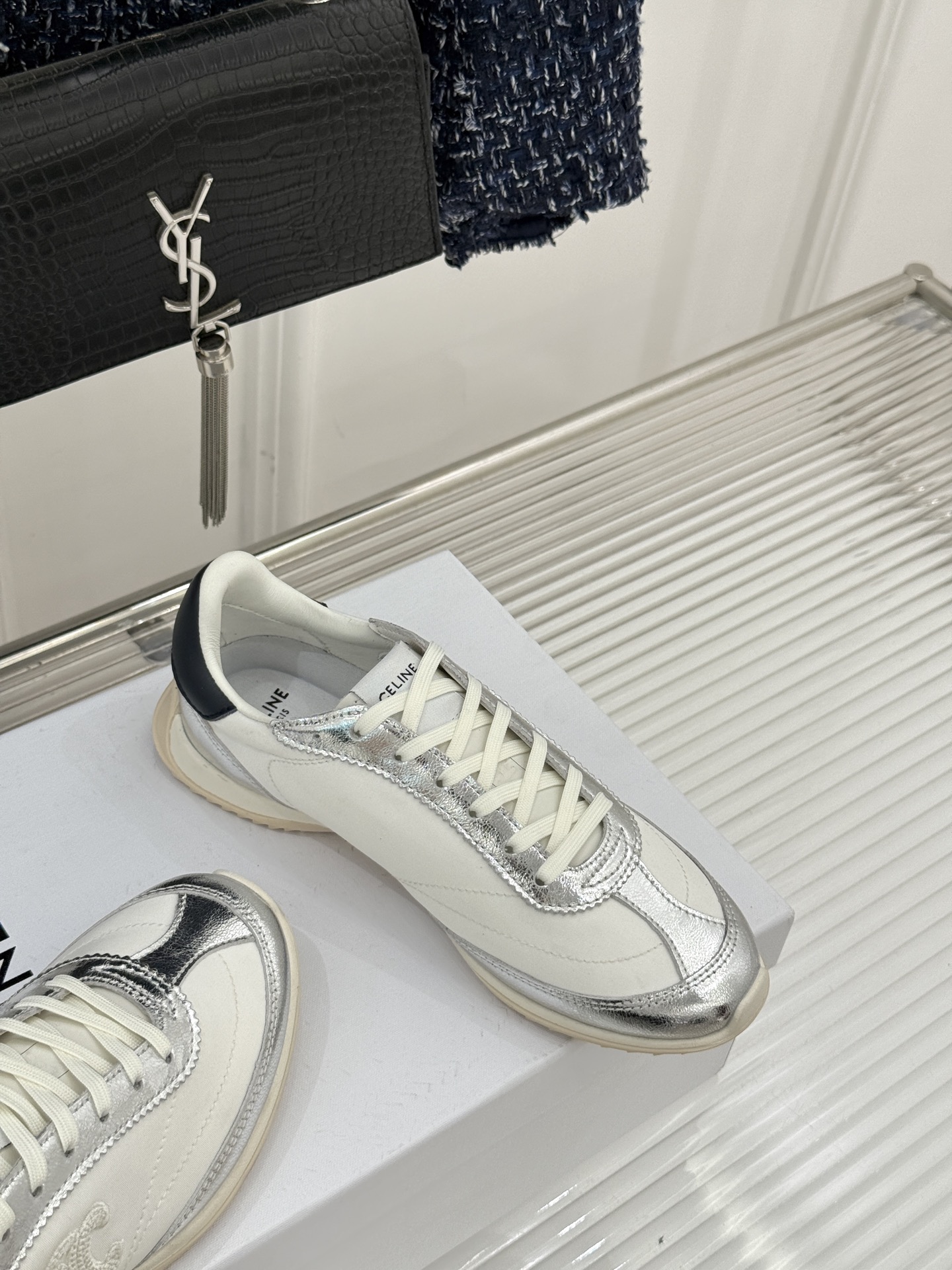 Celine /塞琳25WF新品凯旋门休闲德训鞋运动鞋当巴黎左岸的慵懒风骨撞上代复古美学这款鞋便成了极简