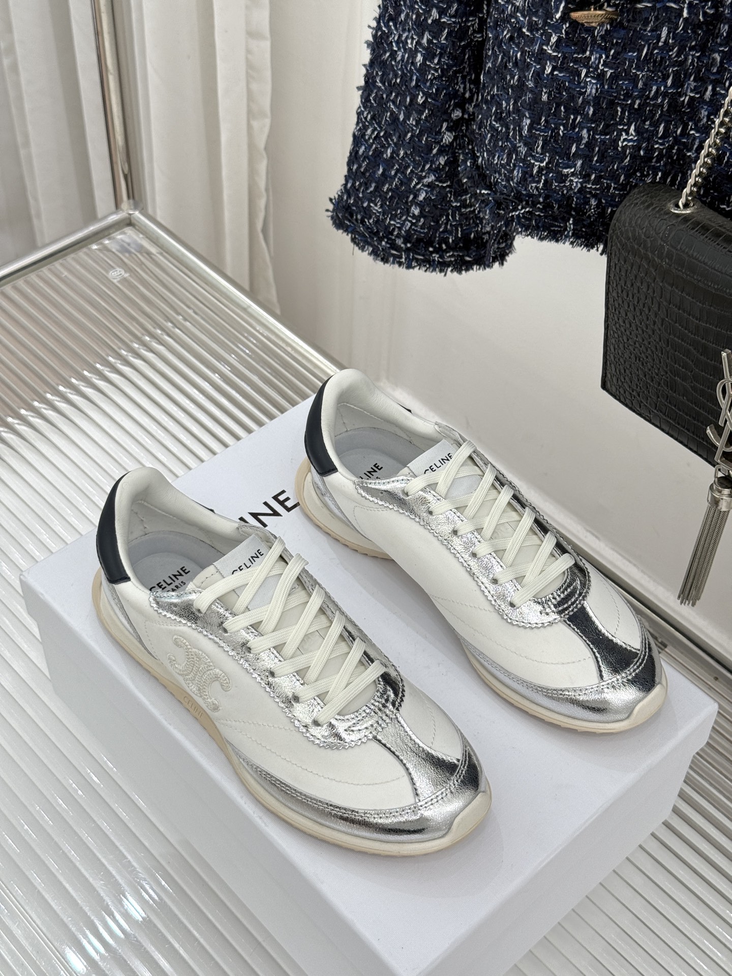 Celine /塞琳25WF新品凯旋门休闲德训鞋运动鞋当巴黎左岸的慵懒风骨撞上代复古美学这款鞋便成了极简