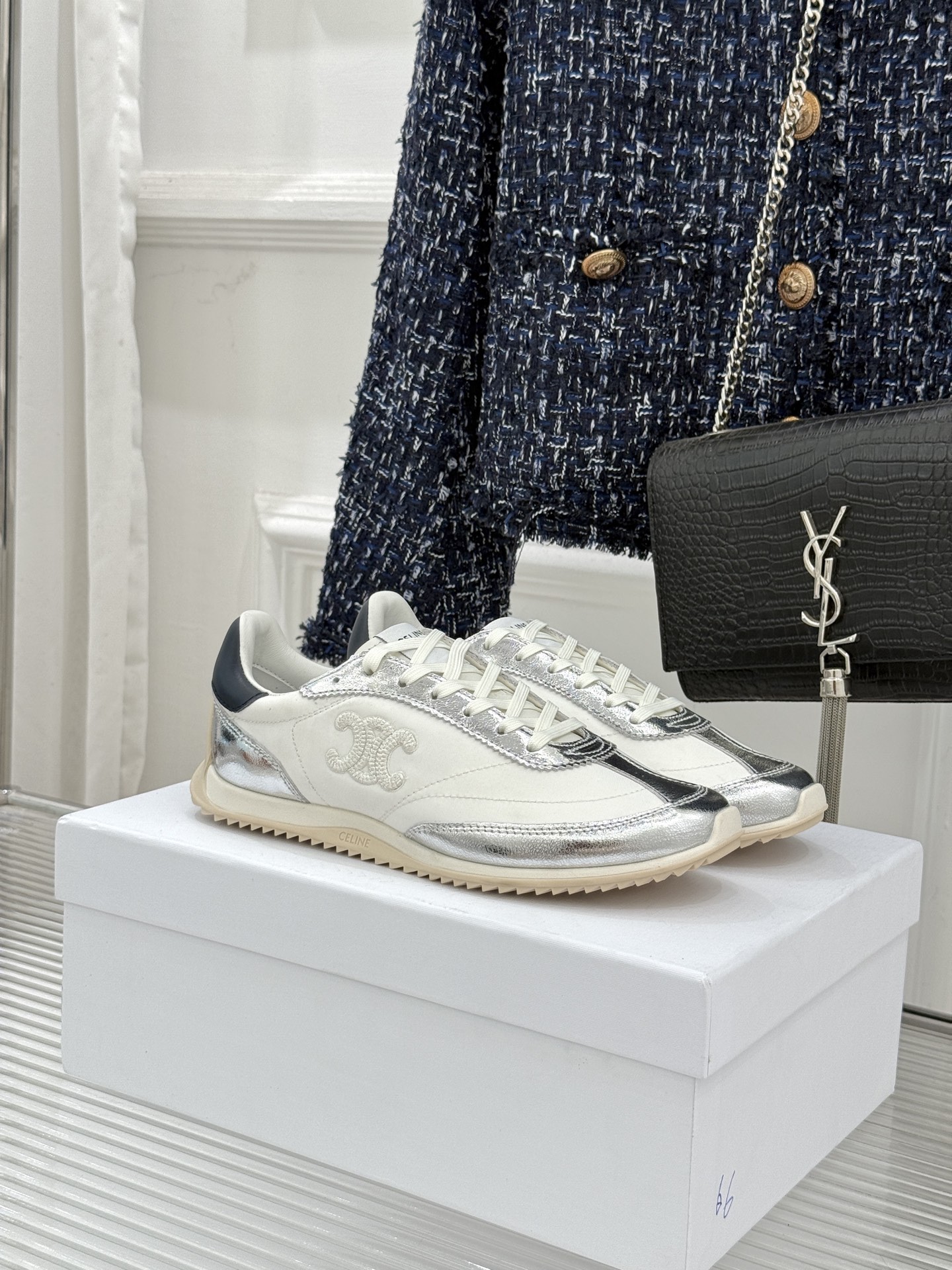 Celine /塞琳25WF新品凯旋门休闲德训鞋运动鞋当巴黎左岸的慵懒风骨撞上代复古美学这款鞋便成了极简