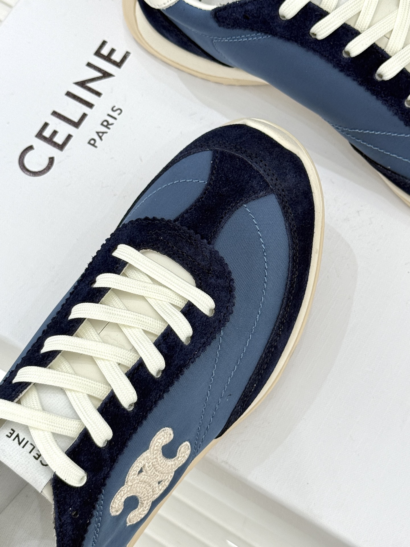 Celine /塞琳25WF新品凯旋门休闲德训鞋运动鞋当巴黎左岸的慵懒风骨撞上代复古美学这款鞋便成了极简