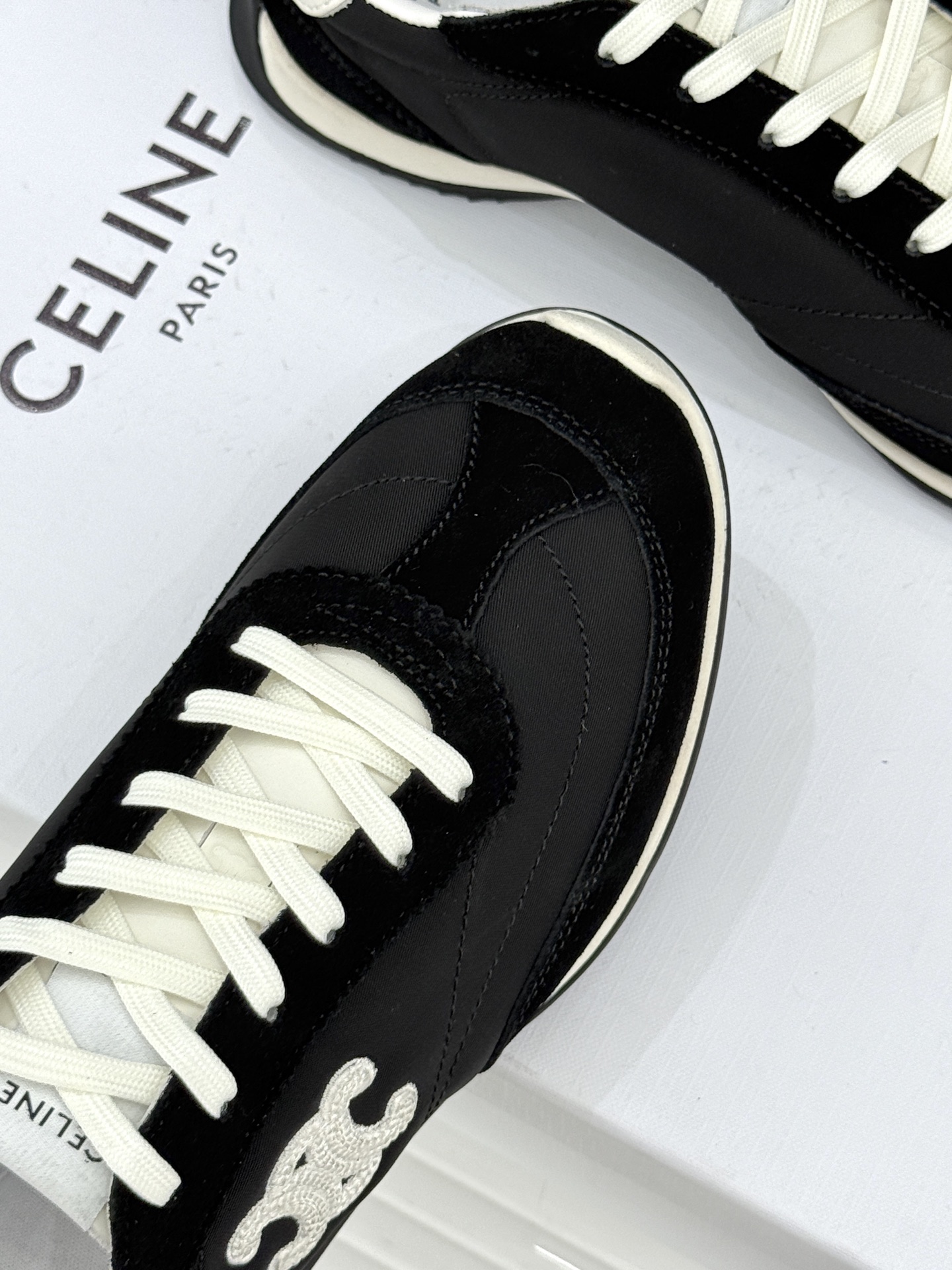 Celine /塞琳25WF新品凯旋门休闲德训鞋运动鞋当巴黎左岸的慵懒风骨撞上代复古美学这款鞋便成了极简